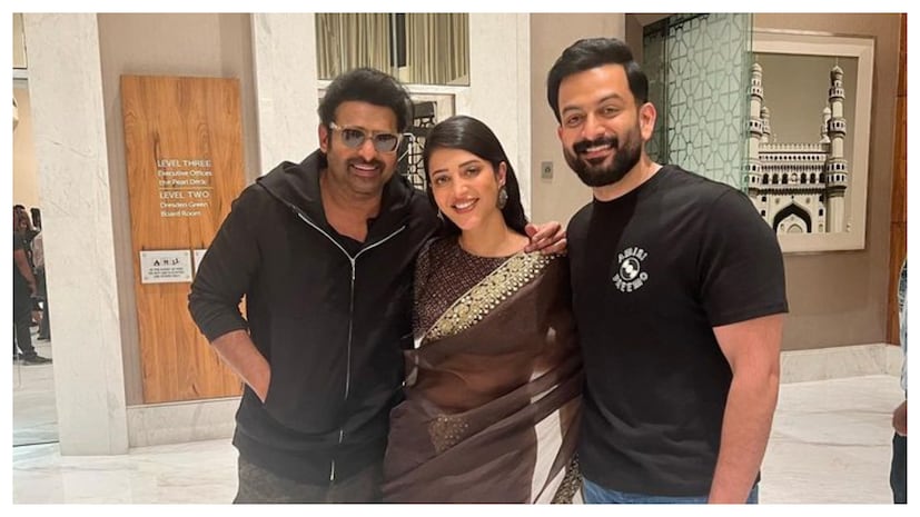 అది భోజనం కాదు.. ఒక పెద్ద పండుగ: మరోవైపు ‘సలార్’ సినిమాలో ప్రభాస్తో కలిసి నటించిన శ్రుతిహాసన్కు కూడా ఇటీవల ‘కూలీ’ సినిమా ప్రమోషన్స్లో ప్రభాస్ ఆతిథ్యం గురించి ఒక ఆసక్తికరమైన ప్రశ్న ఎదురైంది. దానికి స్పందించిన శ్రుతి.. ప్రభాస్ సెట్స్లో పెట్టే భోజనం కేవలం ఆహారం మాత్రమే కాదని, అది ఒక పెద్ద పండుగ లాంటిదని ప్రశంసించారు. షూటింగ్కి వచ్చిన ప్రతి ఒక్కరినీ తన సొంత మనుషుల్లా చూసుకుంటూ, వారికి కడుపు నిండా తినిపించడంలో ప్రభాస్ను మించిన వారు ఈ ఇండస్ట్రీలోనే లేరని కొనియాడారు. గతంలో అమితాబ్ బచ్చన్, దీపికా పదుకొణె, కరీనా కపూర్ వంటి స్టార్స్ సైతం ప్రభాస్ పంపే బిర్యానీ, రకరకాల వంటకాల రుచికి దాసోహం అన్న విషయం తెలిసిందే. అది భోజనం కాదు.. ఒక పెద్ద పండుగ: మరోవైపు ‘సలార్’ సినిమాలో ప్రభాస్తో కలిసి నటించిన శ్రుతిహాసన్కు కూడా ఇటీవల ‘కూలీ’ సినిమా ప్రమోషన్స్లో ప్రభాస్ ఆతిథ్యం గురించి ఒక ఆసక్తికరమైన ప్రశ్న ఎదురైంది. దానికి స్పందించిన శ్రుతి.. ప్రభాస్ సెట్స్లో పెట్టే భోజనం కేవలం ఆహారం మాత్రమే కాదని, అది ఒక పెద్ద పండుగ లాంటిదని ప్రశంసించారు. షూటింగ్కి వచ్చిన ప్రతి ఒక్కరినీ తన సొంత మనుషుల్లా చూసుకుంటూ, వారికి కడుపు నిండా తినిపించడంలో ప్రభాస్ను మించిన వారు ఈ ఇండస్ట్రీలోనే లేరని కొనియాడారు. గతంలో అమితాబ్ బచ్చన్, దీపికా పదుకొణె, కరీనా కపూర్ వంటి స్టార్స్ సైతం ప్రభాస్ పంపే బిర్యానీ, రకరకాల వంటకాల రుచికి దాసోహం అన్న విషయం తెలిసిందే.