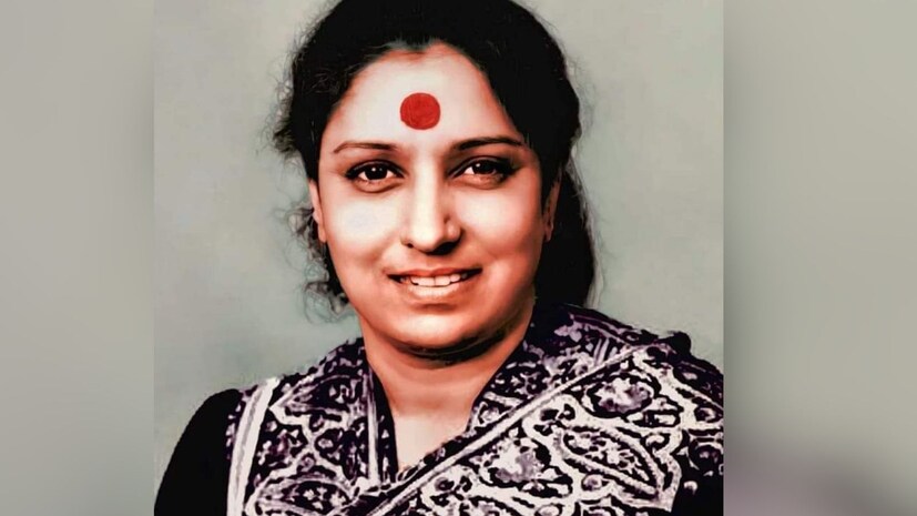 భారతీయ సినీ సంగీత ప్రపంచంలో గానకోకిలగా కోట్లాది మంది అభిమానుల హృదయాల్లో చిరస్థాయిగా నిలిచిపోయిన ప్రముఖ గాయని ఎస్. జానకి మరణం సినీ ఇండస్ట్రీని దిగ్భ్రాంతికి గురిచేసింది. తన సుమధుర స్వరంతో కన్నడ, తెలుగు, తమిళం, మలయాళం, హిందీతో సహా 20కి పైగా భాషల్లో 48 వేలకు పైగా పాటలకు ప్రాణం పోసిన ఆమె, వ్యక్తిగత జీవితంలో చాలామందికి తెలియని రహస్యాలు ఉన్నాయి. భారతీయ సినీ సంగీత ప్రపంచంలో గానకోకిలగా కోట్లాది మంది అభిమానుల హృదయాల్లో చిరస్థాయిగా నిలిచిపోయిన ప్రముఖ గాయని ఎస్. జానకి మరణం సినీ ఇండస్ట్రీని దిగ్భ్రాంతికి గురిచేసింది. తన సుమధుర స్వరంతో కన్నడ, తెలుగు, తమిళం, మలయాళం, హిందీతో సహా 20కి పైగా భాషల్లో 48 వేలకు పైగా పాటలకు ప్రాణం పోసిన ఆమె, వ్యక్తిగత జీవితంలో చాలామందికి తెలియని రహస్యాలు ఉన్నాయి.