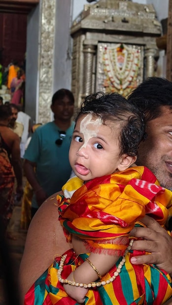 ఆలయంలో ఎలా నిర్వహించారు?<br />సంప్రదాయానికి అనుగుణంగా చిన్నారికి ప్రత్యేక వస్త్రాలు, కిరీటం ధరింపజేశారు. అనంతరం అనసర తాటి మార్గం గుండా మహాప్రభువు వద్దకు తీసుకెళ్లి సంప్రదాయ ప్రకారం పౌణా భేటి సమర్పింపజేశారు. తర్వాత చకటా భోగం స్వీకరింపజేసి అధికారికంగా దైతాపతి సేవకుడిగా గుర్తింపు కల్పించారు. ఈ కార్యక్రమం పూర్తిగా ఆలయ ఆచార సంప్రదాయాల ప్రకారమే నిర్వహించారు. పురీ జగన్నాథ ఆలయంలో జరిగే అన్ని సేవలను "ఛత్తీసా నియోగ్" అనే వ్యవస్థ ద్వారా నిర్వహిస్తారు. ఇందులో అనేక సేవకుల వర్గాలు ఉన్నప్పటికీ, దైతాపతి సేవకులు అత్యంత ముఖ్యమైనవారిగా భావిస్తారు. వీరిని మహాప్రభువుకు అత్యంత సన్నిహిత సేవకులుగా గౌరవిస్తారు. దేవస్నాన పౌర్ణమి తర్వాత అనసర కాలంలో స్వామివారికి జ్వరం వచ్చినట్లు భావించి నిర్వహించే వైద్య సేవలు, ఔషధ నైవేద్యాలు, గోప్య ఆచారాలు అన్నింటినీ దైతాపతి సేవకులే నిర్వహిస్తారు. అలాగే ప్రపంచ ప్రఖ్యాత రథయాత్రలో జరిగే పహండి సేవ, నవకలేబర సమయంలో జరిగే అత్యంత పవిత్రమైన బ్రహ్మ పరివర్తన వంటి గోప్యమైన క్రతువుల్లో కూడా వీరికే ప్రత్యేక బాధ్యతలు ఉంటాయి. ఆలయంలో ఎలా నిర్వహించారు?<br />సంప్రదాయానికి అనుగుణంగా చిన్నారికి ప్రత్యేక వస్త్రాలు, కిరీటం ధరింపజేశారు. అనంతరం అనసర తాటి మార్గం గుండా మహాప్రభువు వద్దకు తీసుకెళ్లి సంప్రదాయ ప్రకారం పౌణా భేటి సమర్పింపజేశారు. తర్వాత చకటా భోగం స్వీకరింపజేసి అధికారికంగా దైతాపతి సేవకుడిగా గుర్తింపు కల్పించారు. ఈ కార్యక్రమం పూర్తిగా ఆలయ ఆచార సంప్రదాయాల ప్రకారమే నిర్వహించారు. పురీ జగన్నాథ ఆలయంలో జరిగే అన్ని సేవలను "ఛత్తీసా నియోగ్" అనే వ్యవస్థ ద్వారా నిర్వహిస్తారు. ఇందులో అనేక సేవకుల వర్గాలు ఉన్నప్పటికీ, దైతాపతి సేవకులు అత్యంత ముఖ్యమైనవారిగా భావిస్తారు. వీరిని మహాప్రభువుకు అత్యంత సన్నిహిత సేవకులుగా గౌరవిస్తారు. దేవస్నాన పౌర్ణమి తర్వాత అనసర కాలంలో స్వామివారికి జ్వరం వచ్చినట్లు భావించి నిర్వహించే వైద్య సేవలు, ఔషధ నైవేద్యాలు, గోప్య ఆచారాలు అన్నింటినీ దైతాపతి సేవకులే నిర్వహిస్తారు. అలాగే ప్రపంచ ప్రఖ్యాత రథయాత్రలో జరిగే పహండి సేవ, నవకలేబర సమయంలో జరిగే అత్యంత పవిత్రమైన బ్రహ్మ పరివర్తన వంటి గోప్యమైన క్రతువుల్లో కూడా వీరికే ప్రత్యేక బాధ్యతలు ఉంటాయి.
