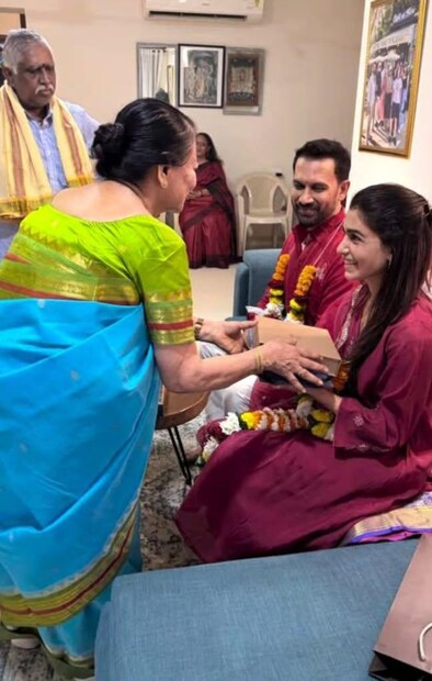 వైరల్ అవుతున్న చిత్రాల్లో సమంత సంప్రదాయ దుస్తుల్లో మెరిసిపోతూ, కుటుంబ సభ్యులు, సన్నిహితులతో కలిసి బేబీ షవర్ వేడుకలో పాల్గొన్నట్లు కనిపించింది. పూలతో అలంకరించిన వేదిక, ప్రత్యేకమైన డెకరేషన్, సమంత ముఖంలో కనిపించిన ఆనందం అభిమానులను ఆకట్టుకుంది. ఈ ఫొటోలు క్షణాల్లోనే సోషల్ మీడియాలో వైరల్ అయ్యాయి. వైరల్ అవుతున్న చిత్రాల్లో సమంత సంప్రదాయ దుస్తుల్లో మెరిసిపోతూ, కుటుంబ సభ్యులు, సన్నిహితులతో కలిసి బేబీ షవర్ వేడుకలో పాల్గొన్నట్లు కనిపించింది. పూలతో అలంకరించిన వేదిక, ప్రత్యేకమైన డెకరేషన్, సమంత ముఖంలో కనిపించిన ఆనందం అభిమానులను ఆకట్టుకుంది. ఈ ఫొటోలు క్షణాల్లోనే సోషల్ మీడియాలో వైరల్ అయ్యాయి.
