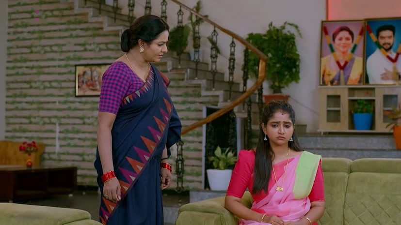 మొత్తానికి ఈ వారం బ్రహ్మముడి సీరియల్ కుటుంబ బంధాలు, భావోద్వేగాల మధ్య సాగింది. కన్నవారి కన్నీళ్లు చూడలేక ఇందు తనపై ఎంత కోపం పెంచుకున్నా, రాజు మాత్రం భర్తగా తన బాధ్యతను, ఇందుపై ఉన్న ప్రేమను చాటుకున్నాడు. మరోవైపు ఇందు తీసుకున్న నిర్ణయంపై అపర్ణ మండిపడటం, చలపతి పెట్టిన కండిషన్తో రాజు ఇటు కన్నవారిని, అటు భార్యను వదులుకోలేక సందిగ్ధంలో పడటం కథను మరింత ఆసక్తికరంగా మార్చింది. రేఖ ప్లాన్ చేసినట్లే రాజు, ఇందులు విడిపోతారా? లేక రాజు తన తల్లిదండ్రులను ఒప్పించి మళ్లీ ఇందు దగ్గరకు ఎలా వెళ్తాడు? అనే ఉత్కంఠతో ఈ వారం ఎపిసోడ్లు ముగిశాయి. వచ్చే వారం రాజు ఎలాంటి నిర్ణయం తీసుకోబోతున్నాడో చూడాలి. మొత్తానికి ఈ వారం బ్రహ్మముడి సీరియల్ కుటుంబ బంధాలు, భావోద్వేగాల మధ్య సాగింది. కన్నవారి కన్నీళ్లు చూడలేక ఇందు తనపై ఎంత కోపం పెంచుకున్నా, రాజు మాత్రం భర్తగా తన బాధ్యతను, ఇందుపై ఉన్న ప్రేమను చాటుకున్నాడు. మరోవైపు ఇందు తీసుకున్న నిర్ణయంపై అపర్ణ మండిపడటం, చలపతి పెట్టిన కండిషన్తో రాజు ఇటు కన్నవారిని, అటు భార్యను వదులుకోలేక సందిగ్ధంలో పడటం కథను మరింత ఆసక్తికరంగా మార్చింది. రేఖ ప్లాన్ చేసినట్లే రాజు, ఇందులు విడిపోతారా? లేక రాజు తన తల్లిదండ్రులను ఒప్పించి మళ్లీ ఇందు దగ్గరకు ఎలా వెళ్తాడు? అనే ఉత్కంఠతో ఈ వారం ఎపిసోడ్లు ముగిశాయి. వచ్చే వారం రాజు ఎలాంటి నిర్ణయం తీసుకోబోతున్నాడో చూడాలి.