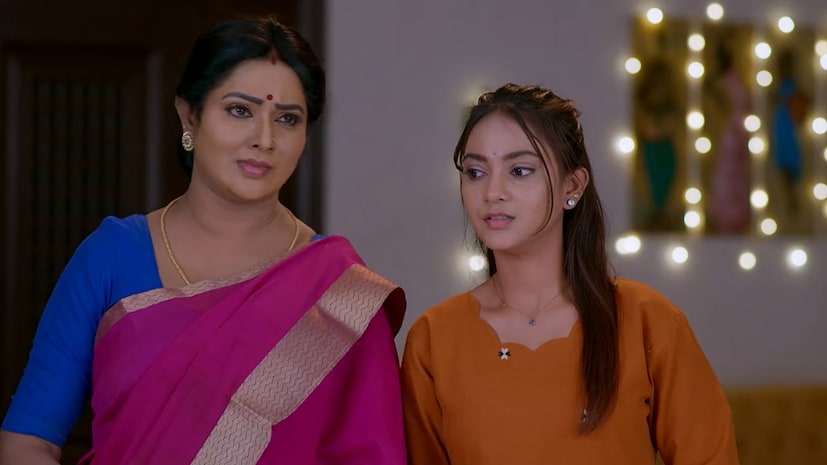 మొత్తానికి ఈ వారం బ్రహ్మముడి సీరియల్ ఆస్తి తగాదాలు, సంచలన నిజాల వెల్లడితో కథను పతాక స్థాయికి తీసుకెళ్లింది. ఆస్తిని కాజేయాలన్న రేఖ ప్లాన్ను నందు ఎంట్రీతో రాజు తిప్పికొట్టడమే కాకుండా, లక్కీ తల్లి రేఖే అనే నిజాన్ని ఆధారాలతో సహా కనిపెట్టడం కథలో పెద్ద ట్విస్ట్గా నిలిచింది. ఒకవైపు ఇందు, నందులు ఇంట్లో భ్రమరాంబ వాళ్లకు ఎదురుతిరుగుతుంటే, మరోవైపు రాజు లక్కీకి తల్లి ప్రేమను దక్కించేందుకు సిద్ధమయ్యాడు. మరి రాజు అందరి ముందు రేఖ అసలు రూపాన్ని ఎలా బయటపెడతాడు? లక్కీ తన తల్లిని చూసి ఎలా స్పందిస్తాడు? రేఖ ఈ ముప్పు నుండి తప్పించుకోవడానికి ఎలాంటి కొత్త కుట్రలు చేస్తుంది? అనే ఉత్కంఠతో ఈ వారం ఎపిసోడ్లు ముగిశాయి. వచ్చే వారం ఈ నిజాల రచ్చ దుగ్గిరాల ఇంట్లో ఎలాంటి తుఫాన్ తెస్తుందో చూడాలి. (Photo Credit: Brahmamudi Serial Star Maa / Disney + Hotstar) మొత్తానికి ఈ వారం బ్రహ్మముడి సీరియల్ ఆస్తి తగాదాలు, సంచలన నిజాల వెల్లడితో కథను పతాక స్థాయికి తీసుకెళ్లింది. ఆస్తిని కాజేయాలన్న రేఖ ప్లాన్ను నందు ఎంట్రీతో రాజు తిప్పికొట్టడమే కాకుండా, లక్కీ తల్లి రేఖే అనే నిజాన్ని ఆధారాలతో సహా కనిపెట్టడం కథలో పెద్ద ట్విస్ట్గా నిలిచింది. ఒకవైపు ఇందు, నందులు ఇంట్లో భ్రమరాంబ వాళ్లకు ఎదురుతిరుగుతుంటే, మరోవైపు రాజు లక్కీకి తల్లి ప్రేమను దక్కించేందుకు సిద్ధమయ్యాడు. మరి రాజు అందరి ముందు రేఖ అసలు రూపాన్ని ఎలా బయటపెడతాడు? లక్కీ తన తల్లిని చూసి ఎలా స్పందిస్తాడు? రేఖ ఈ ముప్పు నుండి తప్పించుకోవడానికి ఎలాంటి కొత్త కుట్రలు చేస్తుంది? అనే ఉత్కంఠతో ఈ వారం ఎపిసోడ్లు ముగిశాయి. వచ్చే వారం ఈ నిజాల రచ్చ దుగ్గిరాల ఇంట్లో ఎలాంటి తుఫాన్ తెస్తుందో చూడాలి. (Photo Credit: Brahmamudi Serial Star Maa / Disney + Hotstar)