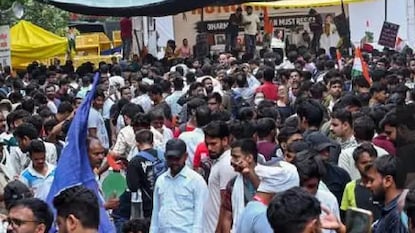 జంతర్ మంతర్ దగ్గర ధర్నా చేస్తున్న విద్యార్థులకు స్పెషల్ ట్రీట్! (Image - ANI) జంతర్ మంతర్ దగ్గర ధర్నా చేస్తున్న విద్యార్థులకు స్పెషల్ ట్రీట్! (Image - ANI)