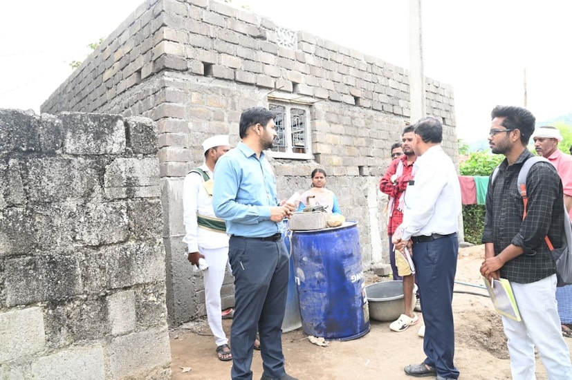 అర్హులైన నిరుపేద కుటుంబాలు మీసేవ కేంద్రాల ద్వారా లేదా వాట్సాప్ ద్వారా దరఖాస్తు చేసుకోవడానికి ప్రభుత్వం సులభతరమైన అవకాశం కల్పించింది. దరఖాస్తు సమయంలో నాన్-రిఫండబుల్ అప్లికేషన్ ఫీజు కింద రూ. 100 చెల్లించాలి. అలాగే, ఈఎండీ (టోకెన్ అడ్వాన్స్) కింద రూ. 10,000 చెల్లించడం తప్పనిసరి. ఒకవేళ లాటరీ పద్ధతిలో ఇల్లు రాకపోతే ఈ పది వేల రూపాయలను లబ్ధిదారులకు తిరిగి చెల్లిస్తారు. దరఖాస్తు సమర్పణ, పత్రాల పరిశీలన, లాటరీ, కేటాయింపు, రిజిస్ట్రేషన్ అనే పారదర్శక దశల్లో ఈ ప్రక్రియ మొత్తం ముగుస్తుంది. అర్హులైన నిరుపేద కుటుంబాలు మీసేవ కేంద్రాల ద్వారా లేదా వాట్సాప్ ద్వారా దరఖాస్తు చేసుకోవడానికి ప్రభుత్వం సులభతరమైన అవకాశం కల్పించింది. దరఖాస్తు సమయంలో నాన్-రిఫండబుల్ అప్లికేషన్ ఫీజు కింద రూ. 100 చెల్లించాలి. అలాగే, ఈఎండీ (టోకెన్ అడ్వాన్స్) కింద రూ. 10,000 చెల్లించడం తప్పనిసరి. ఒకవేళ లాటరీ పద్ధతిలో ఇల్లు రాకపోతే ఈ పది వేల రూపాయలను లబ్ధిదారులకు తిరిగి చెల్లిస్తారు. దరఖాస్తు సమర్పణ, పత్రాల పరిశీలన, లాటరీ, కేటాయింపు, రిజిస్ట్రేషన్ అనే పారదర్శక దశల్లో ఈ ప్రక్రియ మొత్తం ముగుస్తుంది.