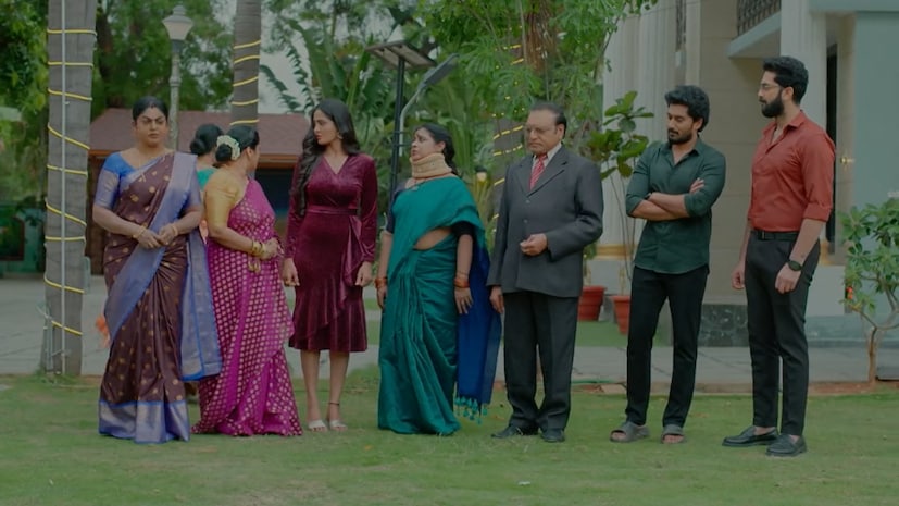Karthika Deepam Serial Today July 26th Review: బుల్లితెర ప్రేక్షకులను అలరిస్తున్న ‘కార్తీకదీపం 2’ సీరియల్ ఈ వారం ఉత్కంఠభరితమైన ట్విస్టులు, కొత్త వ్యూహాలతో మరింత రసవత్తరంగా సాగింది. జూలై 20 నుండి జూలై 25 వరకు ప్రసారమైన ఎపిసోడ్లలో కథ కీలక మలుపులు తిరిగింది. వ్యాపార పోటీలో దీప, జ్యోత్స్నలు గెలిచి విజయాన్ని అందుకోగా, ఈ విజయాన్ని జీర్ణించుకోలేని మాలిని సరికొత్త కుట్రలకు తెరలేపడం ఈ వారానికి ప్రధాన హైలైట్గా నిలిచింది. ఒకవైపు సూరజ్ జ్యోత్స్నకు ప్రేమ ప్రతిపాదన చేయడం, మరోవైపు శ్రీధర్ ఆరోగ్యం కుదుటపడి తిరిగి ఇంటికి రావడం కుటుంబంలో సంతోషాన్ని నింపాయి. అయితే, కాంచనను, జ్యోత్స్నను తనవైపు తిప్పుకోవడానికి మాలిని వేసిన చెక్, ఆస్తి ఎర ప్లాన్లను వారు తిప్పికొట్టడం.. పారిజాతం-జ్యోత్స్నల రహస్య ప్లాన్లు శివన్నారాయణకు అనుమానం కలిగించడంతో ఈ వారం ఎపిసోడ్లు డ్రామాతో నిండిపోయాయి. Karthika Deepam Serial Today July 26th Review: బుల్లితెర ప్రేక్షకులను అలరిస్తున్న ‘కార్తీకదీపం 2’ సీరియల్ ఈ వారం ఉత్కంఠభరితమైన ట్విస్టులు, కొత్త వ్యూహాలతో మరింత రసవత్తరంగా సాగింది. జూలై 20 నుండి జూలై 25 వరకు ప్రసారమైన ఎపిసోడ్లలో కథ కీలక మలుపులు తిరిగింది. వ్యాపార పోటీలో దీప, జ్యోత్స్నలు గెలిచి విజయాన్ని అందుకోగా, ఈ విజయాన్ని జీర్ణించుకోలేని మాలిని సరికొత్త కుట్రలకు తెరలేపడం ఈ వారానికి ప్రధాన హైలైట్గా నిలిచింది. ఒకవైపు సూరజ్ జ్యోత్స్నకు ప్రేమ ప్రతిపాదన చేయడం, మరోవైపు శ్రీధర్ ఆరోగ్యం కుదుటపడి తిరిగి ఇంటికి రావడం కుటుంబంలో సంతోషాన్ని నింపాయి. అయితే, కాంచనను, జ్యోత్స్నను తనవైపు తిప్పుకోవడానికి మాలిని వేసిన చెక్, ఆస్తి ఎర ప్లాన్లను వారు తిప్పికొట్టడం.. పారిజాతం-జ్యోత్స్నల రహస్య ప్లాన్లు శివన్నారాయణకు అనుమానం కలిగించడంతో ఈ వారం ఎపిసోడ్లు డ్రామాతో నిండిపోయాయి.