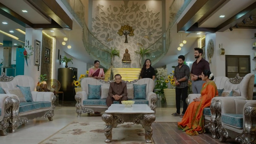 Karthika Deepam Serial Today August 2nd Episode: బుల్లితెర ప్రేక్షకులను విశేషంగా ఆకట్టుకుంటున్న ‘కార్తీకదీపం 2’ సీరియల్ ఈ వారం పలు ఊహించని ట్విస్టులతో ఆసక్తికరంగా సాగింది. జూలై 27 నుండి ఆగస్టు 1 వరకు ప్రసారమైన ఎపిసోడ్లలో—జ్యోత్స్నకు పెళ్లి సంబంధాలు చూడటం, మాలిని ఎంట్రీతో ఇంట్లో మొదలైన తీవ్ర రచ్చ, శివన్నారాయణ కుటుంబంపై నిందలు వేయడం ప్రధానాంశాలుగా నిలిచాయి. మరోవైపు సూరజ్ ప్రవర్తనతో పారిజాతం-జ్యోత్స్నలు బురిడీ కొట్టించాలనుకున్నా, అతడు ప్లే చేసిన 'రివర్స్ డ్రామా'తో అంతా తిరిగి వాళ్లకే చుట్టుకుంది. చివరికి సూరజే జ్యోత్స్నకు సరైన జోడీ అని శివన్నారాయణ కుటుంబం భావించడం, అతని వివరాలు సేకరించే బాధ్యతను కార్తీక్కు అప్పగించడంతో ఈ వారం కథనం అత్యంత ఆసక్తికరమైన మలుపు తిరిగింది! Karthika Deepam Serial Today August 2nd Episode: బుల్లితెర ప్రేక్షకులను విశేషంగా ఆకట్టుకుంటున్న ‘కార్తీకదీపం 2’ సీరియల్ ఈ వారం పలు ఊహించని ట్విస్టులతో ఆసక్తికరంగా సాగింది. జూలై 27 నుండి ఆగస్టు 1 వరకు ప్రసారమైన ఎపిసోడ్లలో—జ్యోత్స్నకు పెళ్లి సంబంధాలు చూడటం, మాలిని ఎంట్రీతో ఇంట్లో మొదలైన తీవ్ర రచ్చ, శివన్నారాయణ కుటుంబంపై నిందలు వేయడం ప్రధానాంశాలుగా నిలిచాయి. మరోవైపు సూరజ్ ప్రవర్తనతో పారిజాతం-జ్యోత్స్నలు బురిడీ కొట్టించాలనుకున్నా, అతడు ప్లే చేసిన 'రివర్స్ డ్రామా'తో అంతా తిరిగి వాళ్లకే చుట్టుకుంది. చివరికి సూరజే జ్యోత్స్నకు సరైన జోడీ అని శివన్నారాయణ కుటుంబం భావించడం, అతని వివరాలు సేకరించే బాధ్యతను కార్తీక్కు అప్పగించడంతో ఈ వారం కథనం అత్యంత ఆసక్తికరమైన మలుపు తిరిగింది!