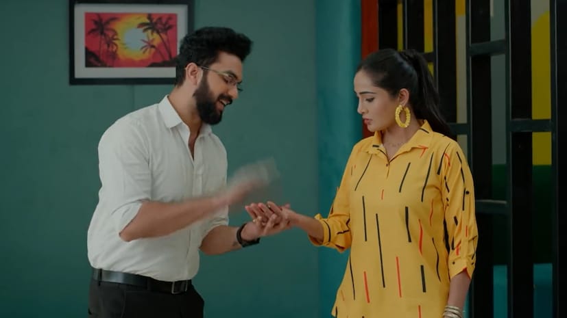 మొత్తానికి ఈ వారం కార్తీకదీపం 2 సీరియల్ దీప విజయాలు, జ్యోత్స్న పరాజయాల చుట్టూ ఇంట్రెస్టింగ్గా సాగింది. సీఈఓ హోదాలో దీప, కార్తీక్ కలిసి జ్యోత్స్నకు తగిన గుణపాఠాలు చెబుతుంటే ప్రేక్షకులు ఎంతగానో ఎంజాయ్ చేశారు. అయితే, కథ క్లైమాక్స్కు వచ్చేసరికి సూరజ్ చుట్టూ కొత్త ముడి పడింది. శివన్నారాయణకు బద్ధ శత్రువైన దక్షిణామూర్తి బిజినెస్ పరంగా సవాల్ విసరడమే కాకుండా, సూరజ్ను తనవైపు తిప్పుకునే ప్రయత్నం చేయడం కథను సరికొత్త మలుపు తిప్పింది. మరి సూరజ్ నిజంగానే దక్షిణామూర్తి మనిషా? లేక జ్యోత్స్న, పారిజాతంల కుట్రల వల్ల అలా ఇరుక్కుపోయాడా? అన్న అనుమానాలతో ఈ వారం ఎపిసోడ్లు ముగిశాయి. వచ్చే వారం సూరజ్ తన నిజాయితీని ఎలా నిరూపించుకుంటాడో చూడాలి. మొత్తానికి ఈ వారం కార్తీకదీపం 2 సీరియల్ దీప విజయాలు, జ్యోత్స్న పరాజయాల చుట్టూ ఇంట్రెస్టింగ్గా సాగింది. సీఈఓ హోదాలో దీప, కార్తీక్ కలిసి జ్యోత్స్నకు తగిన గుణపాఠాలు చెబుతుంటే ప్రేక్షకులు ఎంతగానో ఎంజాయ్ చేశారు. అయితే, కథ క్లైమాక్స్కు వచ్చేసరికి సూరజ్ చుట్టూ కొత్త ముడి పడింది. శివన్నారాయణకు బద్ధ శత్రువైన దక్షిణామూర్తి బిజినెస్ పరంగా సవాల్ విసరడమే కాకుండా, సూరజ్ను తనవైపు తిప్పుకునే ప్రయత్నం చేయడం కథను సరికొత్త మలుపు తిప్పింది. మరి సూరజ్ నిజంగానే దక్షిణామూర్తి మనిషా? లేక జ్యోత్స్న, పారిజాతంల కుట్రల వల్ల అలా ఇరుక్కుపోయాడా? అన్న అనుమానాలతో ఈ వారం ఎపిసోడ్లు ముగిశాయి. వచ్చే వారం సూరజ్ తన నిజాయితీని ఎలా నిరూపించుకుంటాడో చూడాలి.