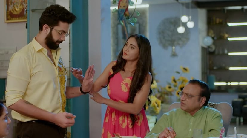 Karthika Deepam Serial Today July 12th Review: బుల్లితెర ప్రేక్షకులను విశేషంగా ఆకట్టుకుంటున్న ‘కార్తీకదీపం 2’ సీరియల్ ఈ వారం సరికొత్త క్యారెక్టర్ల ఎంట్రీతో మరింత ఆసక్తికరంగా మారింది. జూలై 6 నుండి జూలై 11 వరకు ప్రసారమైన ఎపిసోడ్లలో కథ ఊహించని మలుపులు తిరిగింది. జ్యోత్స్న నిర్లక్ష్యం వల్ల శివన్నారాయణ చేత సూరజ్ దెబ్బతినడం, మరోవైపు బిజినెస్ సామ్రాజ్యాన్ని విస్తరించేందుకు ‘మాలిని’ అనే పవర్ఫుల్ లేడీ ఎంట్రీ ఇవ్వడం ఈ వారానికి ప్రధాన హైలైట్స్గా నిలిచాయి. దక్షిణామూర్తి, శివన్నారాయణల మధ్య శత్రుత్వం గుడి వరకు పాకడం.. అదే సమయంలో దక్షిణామూర్తి తన కోడలిగా మాలినిని కార్తీక్ కుటుంబానికి పరిచయం చేయడం కథను మరింత రసవత్తరంగా మార్చింది. ఒకవైపు జ్యోత్స్న, సూరజ్ ల మధ్య సాగుతున్న మైండ్ గేమ్స్, మరోవైపు దీపకు మాలిని ఇచ్చిన జాబ్ ఆఫర్తో ఈ వారం ఎపిసోడ్లు ఉత్కంఠభరితంగా సాగాయి. (Photo Credit: karthika deepam serial Star maa / Disney + Hotstar) Karthika Deepam Serial Today July 12th Review: బుల్లితెర ప్రేక్షకులను విశేషంగా ఆకట్టుకుంటున్న ‘కార్తీకదీపం 2’ సీరియల్ ఈ వారం సరికొత్త క్యారెక్టర్ల ఎంట్రీతో మరింత ఆసక్తికరంగా మారింది. జూలై 6 నుండి జూలై 11 వరకు ప్రసారమైన ఎపిసోడ్లలో కథ ఊహించని మలుపులు తిరిగింది. జ్యోత్స్న నిర్లక్ష్యం వల్ల శివన్నారాయణ చేత సూరజ్ దెబ్బతినడం, మరోవైపు బిజినెస్ సామ్రాజ్యాన్ని విస్తరించేందుకు ‘మాలిని’ అనే పవర్ఫుల్ లేడీ ఎంట్రీ ఇవ్వడం ఈ వారానికి ప్రధాన హైలైట్స్గా నిలిచాయి. దక్షిణామూర్తి, శివన్నారాయణల మధ్య శత్రుత్వం గుడి వరకు పాకడం.. అదే సమయంలో దక్షిణామూర్తి తన కోడలిగా మాలినిని కార్తీక్ కుటుంబానికి పరిచయం చేయడం కథను మరింత రసవత్తరంగా మార్చింది. ఒకవైపు జ్యోత్స్న, సూరజ్ ల మధ్య సాగుతున్న మైండ్ గేమ్స్, మరోవైపు దీపకు మాలిని ఇచ్చిన జాబ్ ఆఫర్తో ఈ వారం ఎపిసోడ్లు ఉత్కంఠభరితంగా సాగాయి. (Photo Credit: karthika deepam serial Star maa / Disney + Hotstar)