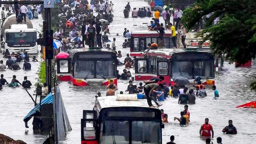 ముంబైలో నైరుతీ రుతుపవనాల ప్రభావంతో జులై 4 నుంచి 6 వరకు భారీ నుంచి అతి భారీ వర్షాలు కురుస్తున్నాయి. అందువల్ల భారత వాతావరణ శాఖ (IMD) రెడ్ అలర్ట్ జారీ చేసింది. ముంబై, థానే, పాల్ఘర్, రాయ్గఢ్ జిల్లాల్లో అతి భారీ వర్షాలు, 50-60 కి.మీ వేగంతో గాలులు వీస్తాయని హెచ్చరించింది. బ్రిహన్ముంబై మున్సిపల్ కార్పొరేషన్ (BMC) నేడు (జులై 6)న అన్ని ప్రభుత్వ, ప్రైవేటు, మున్సిపల్ స్కూళ్లు, కళాశాలలు మూసివేసింది. ఇది విద్యార్థుల భద్రత కోసం తీసుకున్న నిర్ణయం. థానే, పాల్ఘర్ జిల్లాల్లో కూడా స్కూళ్లు, కాలేజీలకు సెలవు ప్రకటించారు. ముంబైలో నైరుతీ రుతుపవనాల ప్రభావంతో జులై 4 నుంచి 6 వరకు భారీ నుంచి అతి భారీ వర్షాలు కురుస్తున్నాయి. అందువల్ల భారత వాతావరణ శాఖ (IMD) రెడ్ అలర్ట్ జారీ చేసింది. ముంబై, థానే, పాల్ఘర్, రాయ్గఢ్ జిల్లాల్లో అతి భారీ వర్షాలు, 50-60 కి.మీ వేగంతో గాలులు వీస్తాయని హెచ్చరించింది. బ్రిహన్ముంబై మున్సిపల్ కార్పొరేషన్ (BMC) నేడు (జులై 6)న అన్ని ప్రభుత్వ, ప్రైవేటు, మున్సిపల్ స్కూళ్లు, కళాశాలలు మూసివేసింది. ఇది విద్యార్థుల భద్రత కోసం తీసుకున్న నిర్ణయం. థానే, పాల్ఘర్ జిల్లాల్లో కూడా స్కూళ్లు, కాలేజీలకు సెలవు ప్రకటించారు.