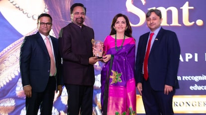 నీతా అంబానీకి AAPI హ్యూమనిటేరియన్ అవార్డు.. సిటీ కీతో గౌరవించిన మేయర్ జేన్ కాస్టర్ నీతా అంబానీకి AAPI హ్యూమనిటేరియన్ అవార్డు.. సిటీ కీతో గౌరవించిన మేయర్ జేన్ కాస్టర్