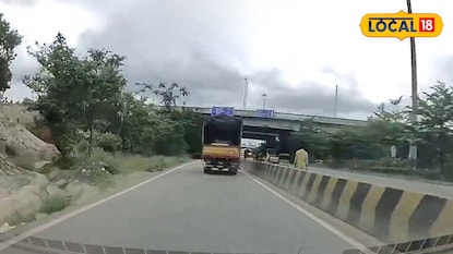 Viral Video: అంగుళం దూరంలో మృత్యువు.. వీడియో చూస్తే భయంతో వణికిపోతారు! Viral Video: అంగుళం దూరంలో మృత్యువు.. వీడియో చూస్తే భయంతో వణికిపోతారు!