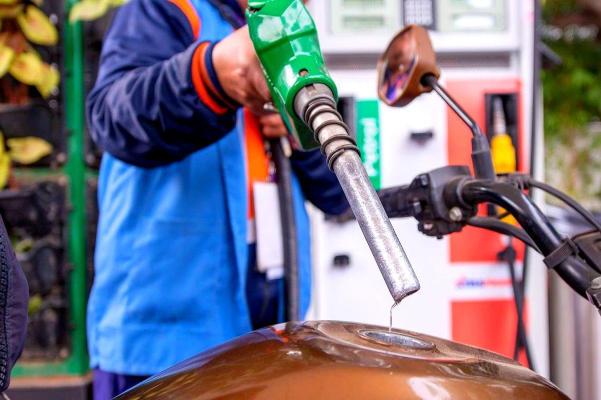 Petrol Price Today: పెట్రోల్, డీజిల్ వినియోగదారులకు అలర్ట్.. తెలుగు రాష్ట్రాల్లో నేటి పెట్రోల్, డీజిల్ ధరలు ఇవే