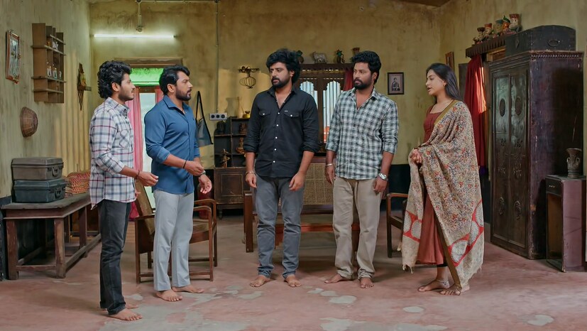 మరోవైపు చక్రి, కేశవ, మహా ఇంటికి తిరిగి రావడంతో ఎటు వెళ్లి వస్తున్నారని పెద్ది అడుగుతాడు. ఓ పనికిమాలిన పని కోసం అని మహా అనగా.. "మేం అడిగింది చక్రి అన్నయ్య చేసే పని గురించి కాదు, మీ గురించి" అని కన్నా కౌంటర్ వేయడంతో అందరూ నవ్వేస్తారు. ఇక చక్రి చేసిన పని గురించి మహా, కేశవ చెబుతారు. పెళ్లి చూపులు చెడగొడతానన్నాడని, కానీ చెడగొట్టలేదని కేశవ అనగా, నేనేమైనా కావాలని చేశానా అని చక్రి సమాధానమిస్తాడు.(Photo Credit: podarillu Serial Star maa/ Jio + Hotstar)