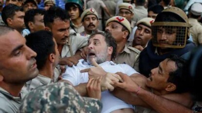 ఢిల్లీలో విద్యార్థులపై పోలీసుల చర్యకు జవాబుదారీతనం కోరుతూ ప్రధానమంత్రి నరేంద్ర మోదీ నివాసం వెలుపల ధర్నా చేస్తున్న రాహుల్ గాంధీని పోలీసులు అదుపులోకి తీసుకున్నారు. చిత్రం/రాయిటర్స్ ఢిల్లీలో విద్యార్థులపై పోలీసుల చర్యకు జవాబుదారీతనం కోరుతూ ప్రధానమంత్రి నరేంద్ర మోదీ నివాసం వెలుపల ధర్నా చేస్తున్న రాహుల్ గాంధీని పోలీసులు అదుపులోకి తీసుకున్నారు. చిత్రం/రాయిటర్స్