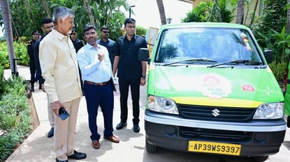 ఏపీలో కొత్త పథకం. "తల్లీ-బిడ్డ ఎక్స్‌ప్రెస్" వాహనాల్ని పరిశీలించిన సీఎం చంద్రబాబు 