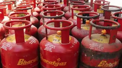Gas Cylinder: ఇంట్లో గ్యాస్ సిలిండర్ ఉందా? మరో 3 రోజులే ఛాన్స్ (ప్రతీకాత్మక చిత్రం) Gas Cylinder: ఇంట్లో గ్యాస్ సిలిండర్ ఉందా? మరో 3 రోజులే ఛాన్స్ (ప్రతీకాత్మక చిత్రం)