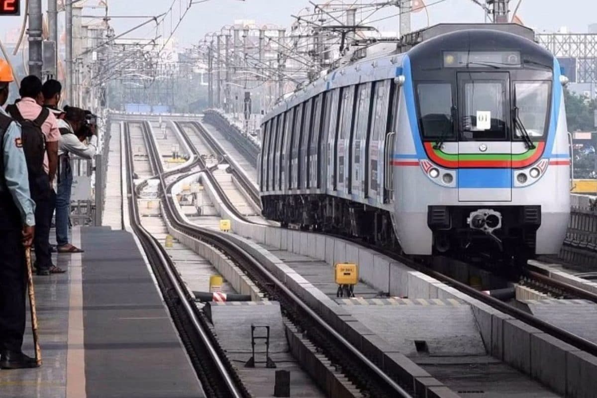 Metro Train: హైదరాబాద్ మెట్రోలో ఈ తప్పులు చేస్తే భారీ జరిమానా... జైలుకు కూడా వెళ్లాల్సిందే!