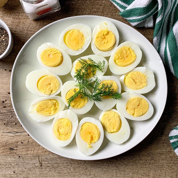 Egg Tips: మన రోజువారీ ఆహారంలో గుడ్డు అత్యంత ప్రజాదరణ పొందిన సూపర్ ఫుడ్. తక్కువ ధరలో శరీరానికి అవసరమైన హై-క్వాలిటీ ప్రోటీన్, విటమిన్లు, ఖనిజాలను అందించడంలో గుడ్డుకు సాటి మరొకటి లేదు. అందుకే జిమ్ చేసే యువత నుండి పిల్లలు, పెద్దల వరకు ప్రతిరోజూ గుడ్లు తింటుంటారు. అయితే గుడ్డును తినే పద్ధతిలో లేదా వండే విధానంలో చేసే చిన్న చిన్న పొరపాట్లు ప్రాణాలకే ప్రమాదం తెచ్చిపెడతాయని ప్రముఖ న్యూట్రిషనిస్ట్ అండ్ సీనియర్ క్లినికల్ డైటీషియన్ డాక్టర్ ఎస్. స్వాతి హెచ్చరిస్తున్నారు. సరిగ్గా ఉడికించకపోవడం లేదా తప్పుడు ఆహార పదార్థాలతో కలిపి తీసుకోవడం వల్ల జీర్ణ సమస్యలు, తీవ్రమైన ఇన్ఫెక్షన్లు వచ్చే ప్రమాదం ఉందని స్పష్టం చేస్తున్నారు. గుడ్లు తినేటప్పుడు అస్సలు చేయకూడని ఆ 5 ప్రమాదకరమైన తప్పుల పూర్తి వివరాలు ఇప్పుడు క్లియర్ గా తెలుసుకుందాం.