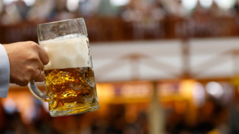<strong>Cheapest Beer:</strong> మద్యం తాగడం గతంలో వ్యాపకం ఉండేది. కాని రోజు రోజుకు ఫ్యాషన్గా మారి ఇప్పుడు వ్యసనంగా మారిపోయింది. అందుకే మద్యం ధరలు ఆహార వస్తువుల కంటే కూడా ఖరీదైపోతున్నాయి. బీర్, బ్రాందీ, విస్కీ, రమ్, జెన్, వోడ్కా ఏదైనా సరే తాగేవాళ్ల సంఖ్య రోజు రోజుకు పెరగడంతో ఆల్కహాల్కి డిమాండ్ పెరుగుతోంది. అయితే అక్కడ మాత్రం మద్యం మంచినీళ్ల కంటే చీప్గా లభిస్తోంది. అదేంటని ఆశ్చర్యపోకండి మేం చెప్పింది నిజమే.. మీరు చదువుతున్నది నిజమే. న్యూస్18 ఇంగ్లీష్ కథనం ప్రకారం ఈ వివరాలు ఇక్కడున్నాయి తెలుసుకోండి. <strong>Cheapest Beer:</strong> మద్యం తాగడం గతంలో వ్యాపకం ఉండేది. కాని రోజు రోజుకు ఫ్యాషన్గా మారి ఇప్పుడు వ్యసనంగా మారిపోయింది. అందుకే మద్యం ధరలు ఆహార వస్తువుల కంటే కూడా ఖరీదైపోతున్నాయి. బీర్, బ్రాందీ, విస్కీ, రమ్, జెన్, వోడ్కా ఏదైనా సరే తాగేవాళ్ల సంఖ్య రోజు రోజుకు పెరగడంతో ఆల్కహాల్కి డిమాండ్ పెరుగుతోంది. అయితే అక్కడ మాత్రం మద్యం మంచినీళ్ల కంటే చీప్గా లభిస్తోంది. అదేంటని ఆశ్చర్యపోకండి మేం చెప్పింది నిజమే.. మీరు చదువుతున్నది నిజమే. న్యూస్18 ఇంగ్లీష్ కథనం ప్రకారం ఈ వివరాలు ఇక్కడున్నాయి తెలుసుకోండి.
