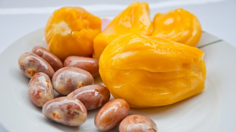 <strong>Jackfruit Seeds:</strong> చాలా మంది తియ్యగా, సువాసనగా, రుచికరంగా ఉండే పనస పండును తినడానికి ఇష్టపడతారు. అయితే చాలా మంది దాని విత్తనాలను పనికిరానివిగా భావించి చెత్తలో పారేస్తారు. కానీ ఈ చిన్న విత్తనాలలో ఎన్నో దాగి ఉన్న ఆరోగ్య రహస్యాలు ఉన్నాయని ఆరోగ్య నిపుణులు చెబుతున్నారు. పనస గింజలలో ప్రోటీన్, పీచు పదార్థం (ఫైబర్), విటమిన్లు, ఖనిజ లవణాలు , యాంటీఆక్సిడెంట్లు సమృద్ధిగా ఉంటాయి. అందుకే వీటిని ఇప్పుడు 'సహజ సూపర్ ఫుడ్'గా గుర్తిస్తున్నారు. న్యూస్18 తమిళ కథనం ప్రకారం పనస గింజల వల్ల కలిగే ఆరోగ్య ప్రయోజనాలను ఇప్పుడు తెలుసుకుందాం.