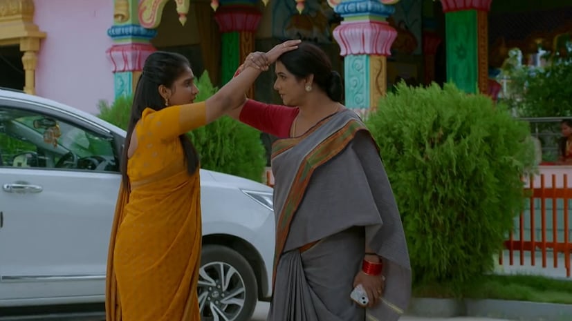 Brahmamudi Serial: 'బ్రహ్మముడి' సీరియల్ ఈ వారం ఎపిసోడ్లలో (ఆగష్టు 3 నుండి ఆగష్టు 8 వరకు) ఉత్కంఠభరితమైన మలుపులతో పాటు వినోదాత్మకమైన సన్నివేశాలతో సాగింది. రాజు, ఇందుల పెళ్లి జరగలేదనే అసలు నిజం అపర్ణ దంపతులకు తెలియడం కథలో ముఖ్య పరిణామంగా మారింది. మరోవైపు శేషు, భ్రమరాంబల అనుమానాలను పటాపంచలు చేస్తూ రాజు-ఇందులు వ్రతం డ్రామాతో నెట్టుకొచ్చారు. అలాగే లక్కీని రేఖ తన కొడుకుగా ఒప్పుకునేలా చేయడానికి రాజు వేసిన "ఫేక్ పెళ్లి చూపుల" ప్లాన్, ఐశ్వర్య చేసే మోసాలు బయటపడే పరిస్థితులు, వెంకీ-నందుల మధ్య చోటుచేసుకున్న పూడ్చలేని మనస్పర్థలతో ఈ వారం డ్రామా ప్రేక్షకులను ఎంతగానో ఆకట్టుకుంది. Brahmamudi Serial: 'బ్రహ్మముడి' సీరియల్ ఈ వారం ఎపిసోడ్లలో (ఆగష్టు 3 నుండి ఆగష్టు 8 వరకు) ఉత్కంఠభరితమైన మలుపులతో పాటు వినోదాత్మకమైన సన్నివేశాలతో సాగింది. రాజు, ఇందుల పెళ్లి జరగలేదనే అసలు నిజం అపర్ణ దంపతులకు తెలియడం కథలో ముఖ్య పరిణామంగా మారింది. మరోవైపు శేషు, భ్రమరాంబల అనుమానాలను పటాపంచలు చేస్తూ రాజు-ఇందులు వ్రతం డ్రామాతో నెట్టుకొచ్చారు. అలాగే లక్కీని రేఖ తన కొడుకుగా ఒప్పుకునేలా చేయడానికి రాజు వేసిన "ఫేక్ పెళ్లి చూపుల" ప్లాన్, ఐశ్వర్య చేసే మోసాలు బయటపడే పరిస్థితులు, వెంకీ-నందుల మధ్య చోటుచేసుకున్న పూడ్చలేని మనస్పర్థలతో ఈ వారం డ్రామా ప్రేక్షకులను ఎంతగానో ఆకట్టుకుంది.