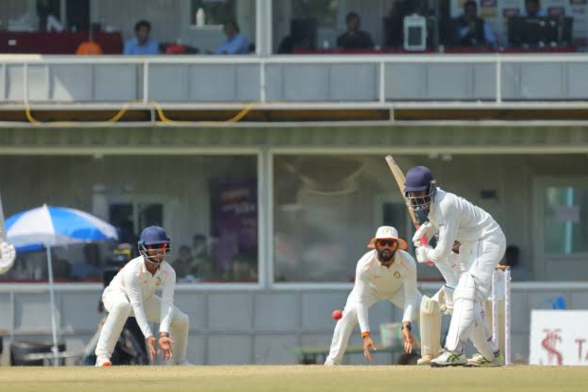 BCCI: గ్రౌండ్‌లో మ్యాచ్.. చేతిలో ఫోన్.. ఆత్రం ఆపుకోలేక గర్ల్‌ఫ్రెండ్‌తో చాటింగ్.. గడ్డి పెట్టిన బీసీసీఐ.. ఏం జరిగిందంటే?