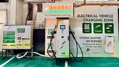 Bharat Charge: రైల్వే స్టేషన్ల నుంచి హైవేల వరకు... వేగంగా విస్తరిస్తున్న భారత్ ఛార్జ్ ఈవీ ఛార్జింగ్ నెట్వర్క్ (image: Bharat Charge) Bharat Charge: రైల్వే స్టేషన్ల నుంచి హైవేల వరకు... వేగంగా విస్తరిస్తున్న భారత్ ఛార్జ్ ఈవీ ఛార్జింగ్ నెట్వర్క్ (image: Bharat Charge)