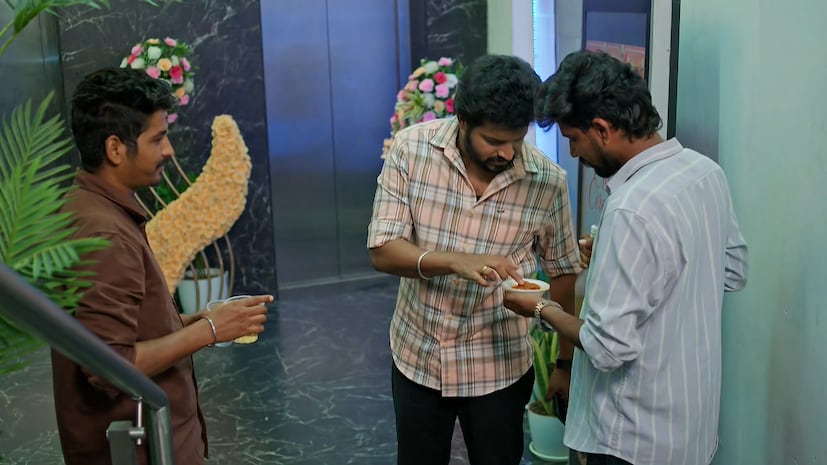 Gunde Ninda Gudigantalu Serial August 4th Episode: 'గుండె నిండా గుడిగంటలు' సీరియల్ ఈరోజు ఎపిసోడ్ లో.. బాలు గురించి మనోజ్ చెప్పిన మాటలను నమ్మిన మీనా, బాలు నిజంగానే మందు తాగాడని కోపంతో నిలదీయడానికి వెళ్తుంది. అదే సమయంలో వంటగదిలో ఉన్న బాలుపై అనుకోకుండా కొందరు తాగుబోతుల చేతిలోని మద్యం పడటం, బాలు కేవలం ఆవకాయ పచ్చడిని రుచి చూస్తూ ఉండటం మీనా కంటపడతాయి. ఈ రెండింటినీ కలిపి చూసిన మీనా, బాలు తాగాడని గట్టిగా ఫిక్స్ అయ్యి అందరి ముందూ అతడిపై సీరియస్ అవుతుంది. రవి కూడా అన్నయ్యను అనుమానించడంతో బాలు బాగా ఫీల్ అవుతాడు. (Photo Credit: Gunde Ninda Gudigantalu Serial Star maa, Jio + Hotstar) Gunde Ninda Gudigantalu Serial August 4th Episode: 'గుండె నిండా గుడిగంటలు' సీరియల్ ఈరోజు ఎపిసోడ్ లో.. బాలు గురించి మనోజ్ చెప్పిన మాటలను నమ్మిన మీనా, బాలు నిజంగానే మందు తాగాడని కోపంతో నిలదీయడానికి వెళ్తుంది. అదే సమయంలో వంటగదిలో ఉన్న బాలుపై అనుకోకుండా కొందరు తాగుబోతుల చేతిలోని మద్యం పడటం, బాలు కేవలం ఆవకాయ పచ్చడిని రుచి చూస్తూ ఉండటం మీనా కంటపడతాయి. ఈ రెండింటినీ కలిపి చూసిన మీనా, బాలు తాగాడని గట్టిగా ఫిక్స్ అయ్యి అందరి ముందూ అతడిపై సీరియస్ అవుతుంది. రవి కూడా అన్నయ్యను అనుమానించడంతో బాలు బాగా ఫీల్ అవుతాడు. (Photo Credit: Gunde Ninda Gudigantalu Serial Star maa, Jio + Hotstar)