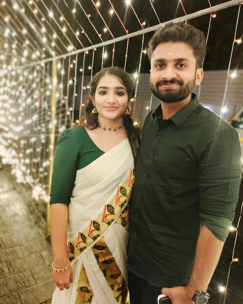 <strong>Kerala Couple:</strong> పరిచయాలు, లివింగ్ రిలేషన్‌షిప్, వివాహేతర సంబంధాలు పచ్చని కాపురాల్లో నిప్పులు పోస్తున్నాయి. కలర్‌ఫుల్ కపుల్‌గా పేరున్న ఓ జంట తరచూతమ ఫోటోలు, వీడియోలు షేర్ చేస్తూ సోషల్ మీడియా ఇన్‌ఫ్లుయెన్సర్‌గా మారిపోయారు. అయితే వీళ్ల పరువు కాస్తా ఓ బస్ కండక్టర్ వల్ల ఇప్పుడు బజారునపడింది. ఎక్కడ చూసినా ఈ జంట ఫోటోలే, వీళ్ల పర్సనల్ విషయంపైనే చర్చ జరుగుతోంది.(Photo: X)