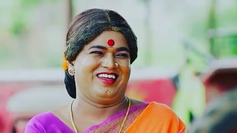 జబర్దస్త్ కామెడీ షో ద్వారా ఎంతో మంది టాలెంటెడ్ పీపుల్ ఇండస్ట్రీకి పరిచయం అయ్యారు. ముఖ్యంగా లేడీ గెటప్లతో పాపులర్ అయిన వారు ఎందరో ఉన్నారు. అయితే, ఈ లేడీ గెటప్లు వారికి పేరు, డబ్బు తెచ్చిపెట్టినా.. కెరీర్ పరంగా ఒకే మూసలో బందీ అయ్యేలా చేశాయి. చాలామంది దర్శకులు వారిని కేవలం ఆ ఒక్క కోణంలోనే చూడటం మొదలుపెట్టారు. ఇలాంటి మూసధోరణిని బద్దలు కొడుతూ, తనలోని నట విశ్వరూపాన్ని బయటపెట్టాడు జబర్దస్త్ కొమురం. ఆయన సినీ, నిజ జీవిత ప్రయాణం ఎందరికో స్ఫూర్తిదాయకం. జబర్దస్త్ కామెడీ షో ద్వారా ఎంతో మంది టాలెంటెడ్ పీపుల్ ఇండస్ట్రీకి పరిచయం అయ్యారు. ముఖ్యంగా లేడీ గెటప్లతో పాపులర్ అయిన వారు ఎందరో ఉన్నారు. అయితే, ఈ లేడీ గెటప్లు వారికి పేరు, డబ్బు తెచ్చిపెట్టినా.. కెరీర్ పరంగా ఒకే మూసలో బందీ అయ్యేలా చేశాయి. చాలామంది దర్శకులు వారిని కేవలం ఆ ఒక్క కోణంలోనే చూడటం మొదలుపెట్టారు. ఇలాంటి మూసధోరణిని బద్దలు కొడుతూ, తనలోని నట విశ్వరూపాన్ని బయటపెట్టాడు జబర్దస్త్ కొమురం. ఆయన సినీ, నిజ జీవిత ప్రయాణం ఎందరికో స్ఫూర్తిదాయకం.
