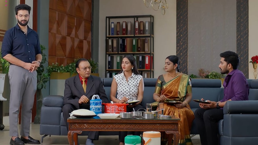 Karthika Deepam Serial August 9th Episode: 'కార్తీకదీపం 2' సీరియల్ ఈ వారం ఎపిసోడ్లలో (ఆగష్టు 3 నుండి ఆగష్టు 8 వరకు) అనూహ్యమైన మలుపులతో కథ ఆసక్తికరంగా సాగింది. సూరజ్ అనాధ అని తెలిసినప్పటికీ అతడి మంచి మనసు, క్యారెక్టర్ నచ్చి జ్యోత్స్నతో పెళ్లి చేయడానికి ఇంట్లోని పెద్దలంతా సిద్ధమవుతారు. మరోవైపు జ్యోత్స్న మాత్రం సూరజ్ ని తీవ్రంగా అసహ్యించుకుంటూ అతడిని అవమానించి ఇంట్లోంచి పంపించేస్తుంది. అయితే, శ్రీధర్ దత్తత తీసుకుంటానని అనడం, పారిజాతం నిజం బయటపెడతానని బెదిరించడం వంటి పరిణామాల మధ్య సూరజ్ పెళ్లి ప్రతిపాదనను తిరస్కరించడం కథలో ఉత్కంఠను పెంచింది. జ్యోత్స్న మనసులో కార్తీక్ ఉన్నాడని, ఆమె ఇష్టపూర్వకంగా ఒప్పుకుంటేనే పెళ్లి చేసుకుంటానని సూరజ్ కండిషన్ పెట్టడంతో ఈ వారం డ్రామా మరింత రసవత్తరంగా మారింది. (Photo Credit: karthika deepam serial Star maa / Jio + Hotstar) Karthika Deepam Serial August 9th Episode: 'కార్తీకదీపం 2' సీరియల్ ఈ వారం ఎపిసోడ్లలో (ఆగష్టు 3 నుండి ఆగష్టు 8 వరకు) అనూహ్యమైన మలుపులతో కథ ఆసక్తికరంగా సాగింది. సూరజ్ అనాధ అని తెలిసినప్పటికీ అతడి మంచి మనసు, క్యారెక్టర్ నచ్చి జ్యోత్స్నతో పెళ్లి చేయడానికి ఇంట్లోని పెద్దలంతా సిద్ధమవుతారు. మరోవైపు జ్యోత్స్న మాత్రం సూరజ్ ని తీవ్రంగా అసహ్యించుకుంటూ అతడిని అవమానించి ఇంట్లోంచి పంపించేస్తుంది. అయితే, శ్రీధర్ దత్తత తీసుకుంటానని అనడం, పారిజాతం నిజం బయటపెడతానని బెదిరించడం వంటి పరిణామాల మధ్య సూరజ్ పెళ్లి ప్రతిపాదనను తిరస్కరించడం కథలో ఉత్కంఠను పెంచింది. జ్యోత్స్న మనసులో కార్తీక్ ఉన్నాడని, ఆమె ఇష్టపూర్వకంగా ఒప్పుకుంటేనే పెళ్లి చేసుకుంటానని సూరజ్ కండిషన్ పెట్టడంతో ఈ వారం డ్రామా మరింత రసవత్తరంగా మారింది. (Photo Credit: karthika deepam serial Star maa / Jio + Hotstar)