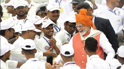 ఎర్రకోటపై వందేమాతరం తొలి గీతాలాపన, ప్రధాని మోదీ ప్రసంగంపై ప్రజల్లో ఆసక్తి