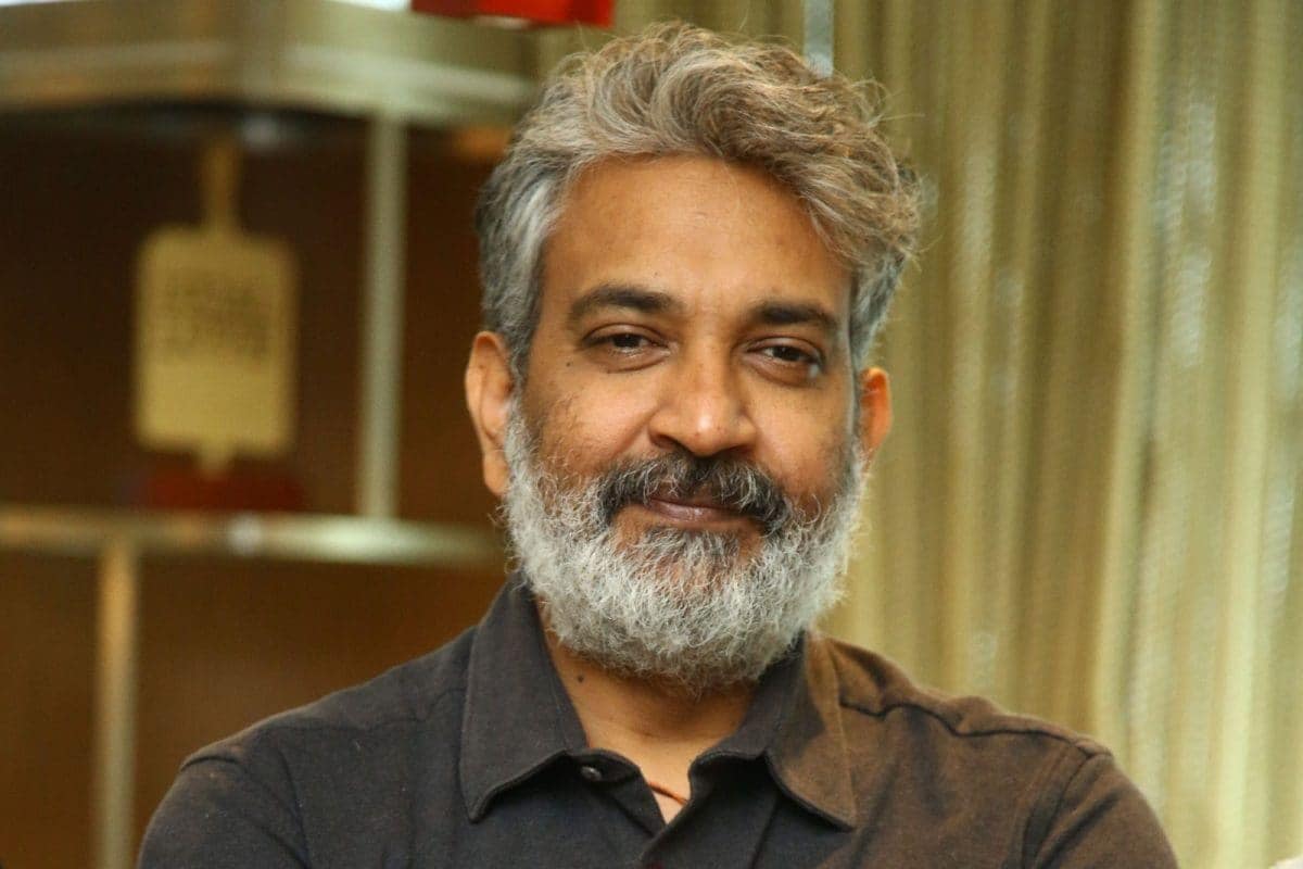 'వారణాసి' చిత్రం ప్రధానంగా టైమ్ ట్రావెల్ కాన్సెప్ట్ నేపథ్యంలో తెరకెక్కుతున్న విషయం తెలిసిందే. అయితే ఇది కేవలం సైన్స్ ఫిక్షన్కే పరిమితం కాదని, పౌరాణిక (Mythological) అంశాలతో కూడిన అద్భుతమైన విజువల్ ఫాంటసీ వండర్గా ఉండబోతుందని జక్కన్న స్పష్టం చేశారు. "ఇందులో యాక్షన్, థ్రిల్స్తో పాటు ఎమోషన్స్కు చాలా పెద్ద పీట వేశాం. తండ్రీకొడుకుల మధ్య ఉండే సున్నితమైన, బలమైన అనుబంధం, అలాగే ఒక యువతీయువకుడి మధ్య సాగే ఎంతో అందమైన ప్రేమకథ ప్రేక్షకులను కట్టిపడేస్తాయి. ఇది ఒకే కథలా కాకుండా.. ఆరేడు విభిన్నమైన కథలను, సినిమాలను కలిపి ఒకే భారీ ఎపిక్ చిత్రంగా మలిచినట్లు ఉంటుంది. వాటన్నింటినీ సజావుగా కలపడమే 'వారణాసి' రూపకల్పనలో మాకు ఎదురైన అతిపెద్ద సవాలు" అని రాజమౌళి వివరించారు. 'వారణాసి' చిత్రం ప్రధానంగా టైమ్ ట్రావెల్ కాన్సెప్ట్ నేపథ్యంలో తెరకెక్కుతున్న విషయం తెలిసిందే. అయితే ఇది కేవలం సైన్స్ ఫిక్షన్కే పరిమితం కాదని, పౌరాణిక (Mythological) అంశాలతో కూడిన అద్భుతమైన విజువల్ ఫాంటసీ వండర్గా ఉండబోతుందని జక్కన్న స్పష్టం చేశారు. "ఇందులో యాక్షన్, థ్రిల్స్తో పాటు ఎమోషన్స్కు చాలా పెద్ద పీట వేశాం. తండ్రీకొడుకుల మధ్య ఉండే సున్నితమైన, బలమైన అనుబంధం, అలాగే ఒక యువతీయువకుడి మధ్య సాగే ఎంతో అందమైన ప్రేమకథ ప్రేక్షకులను కట్టిపడేస్తాయి. ఇది ఒకే కథలా కాకుండా.. ఆరేడు విభిన్నమైన కథలను, సినిమాలను కలిపి ఒకే భారీ ఎపిక్ చిత్రంగా మలిచినట్లు ఉంటుంది. వాటన్నింటినీ సజావుగా కలపడమే 'వారణాసి' రూపకల్పనలో మాకు ఎదురైన అతిపెద్ద సవాలు" అని రాజమౌళి వివరించారు.