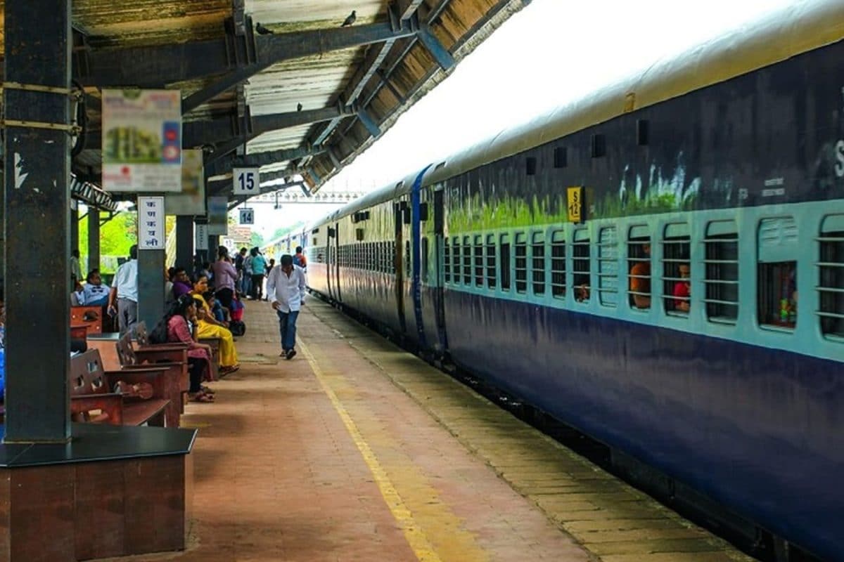 Railway Fines: ట్రైన్‌లో చెత్త వేస్తున్నారా? ఈ కొత్త రూల్ తెలిస్తే షాకే... ఎంత ఫైన్ వేస్తారో తెలుసా?