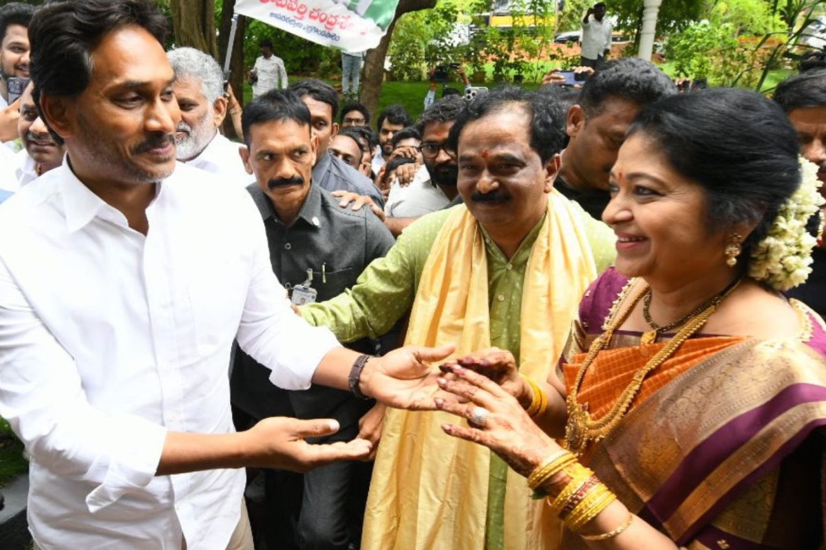 సస్పెండ్ అయిన ఐపీఎస్ అధికారి కుమారుడి వివాహానికి హాజరైన జగన్.. ఎవరీ IPS ఆంజనేయులు?