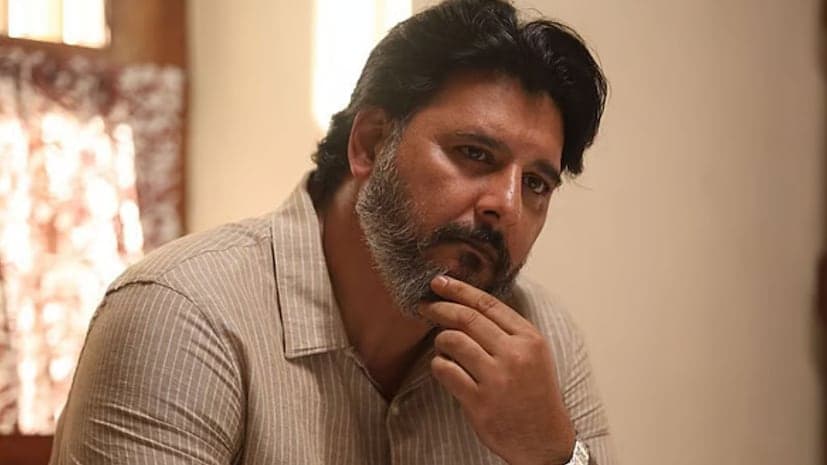 తమిళంతో పాటు తెలుగులోనూ అబ్బాస్ తిరుగులేని గుర్తింపు తెచ్చుకున్నాడు. 'ప్రియా.. ఓ ప్రియా', 'రాజా', 'కృష్ణబాబు', 'అల్లుడుగారు వచ్చారు', 'నీ ప్రేమకై' వంటి సినిమాల్లో నటించి మెప్పించాడు. కేవలం సోలో హీరోగానే కాకుండా వెంకటేష్, బాలకృష్ణ వంటి స్టార్ హీరోలతో కలిసి నటించి మంచి పేరు తెచ్చుకున్నాడు. 'రాజా' సినిమాలో అబ్బాస్ నటన సాఫ్ట్ హార్టెడ్ రోల్స్కు కేరాఫ్ అడ్రస్గా నిలిచింది. 2015లో 'పచ్చక్కల్లం' అనే మలయాళ చిత్రంతో ఆయన తన సుదీర్ఘ సినీ ప్రయాణానికి ముగింపు పలికారు. సినిమాలకు గుడ్ బై చెప్పాక అబ్బాస్ తన కుటుంబంతో కలిసి న్యూజిలాండ్ వెళ్లిపోయారు. 11 ఏళ్ల తర్వాత మళ్ళీ సిల్వర్ స్క్రీన్పైకి రీ ఎంట్రీ ఇచ్చాడు. జీవీ ప్రకాష్ హీరోగా నటించిన హ్యాపీ రాజ్ అనే తమిళ సినిమాలో కీలక పాత్ర పోషించాడు. తమిళంతో పాటు తెలుగులోనూ అబ్బాస్ తిరుగులేని గుర్తింపు తెచ్చుకున్నాడు. 'ప్రియా.. ఓ ప్రియా', 'రాజా', 'కృష్ణబాబు', 'అల్లుడుగారు వచ్చారు', 'నీ ప్రేమకై' వంటి సినిమాల్లో నటించి మెప్పించాడు. కేవలం సోలో హీరోగానే కాకుండా వెంకటేష్, బాలకృష్ణ వంటి స్టార్ హీరోలతో కలిసి నటించి మంచి పేరు తెచ్చుకున్నాడు. 'రాజా' సినిమాలో అబ్బాస్ నటన సాఫ్ట్ హార్టెడ్ రోల్స్కు కేరాఫ్ అడ్రస్గా నిలిచింది. 2015లో 'పచ్చక్కల్లం' అనే మలయాళ చిత్రంతో ఆయన తన సుదీర్ఘ సినీ ప్రయాణానికి ముగింపు పలికారు. సినిమాలకు గుడ్ బై చెప్పాక అబ్బాస్ తన కుటుంబంతో కలిసి న్యూజిలాండ్ వెళ్లిపోయారు. 11 ఏళ్ల తర్వాత మళ్ళీ సిల్వర్ స్క్రీన్పైకి రీ ఎంట్రీ ఇచ్చాడు. జీవీ ప్రకాష్ హీరోగా నటించిన హ్యాపీ రాజ్ అనే తమిళ సినిమాలో కీలక పాత్ర పోషించాడు.