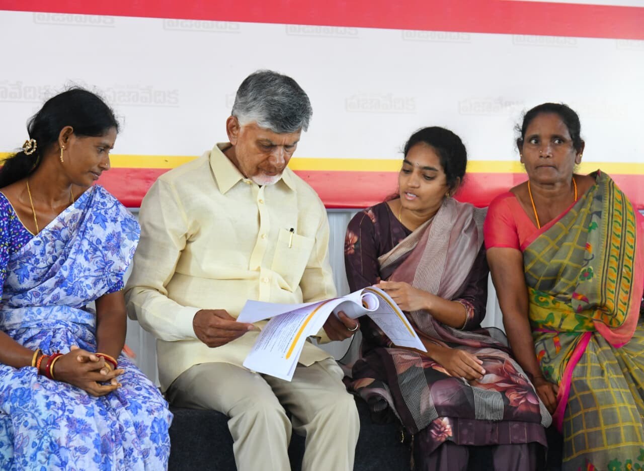 జీవనోపాధికి ఇచ్చే లక్ష రూపాయలు కాకుండా, మహిళలు ప్రత్యేకంగా ఏదైనా వ్యాపారం చేయాలనుకుంటే, వారికి వ్యాపార రుణం కింద మరో రెండు లక్షల రూపాయలు అదనంగా అందిస్తారు. అంటే, జీవనోపాధి కింద ఇచ్చే లక్ష, వ్యాపారం కోసం ఇచ్చే రెండు లక్షలు కలుపుకుని, మొత్తంగా ఒక మహిళ మూడు లక్షల రూపాయల వరకు స్త్రీ నిధి రుణం పొందే అద్భుతమైన అవకాశం ఉంది. ఈ మూడు లక్షల రుణంతో వారు ఏదైనా చిరు వ్యాపారం, టైలరింగ్ షాప్, కిరాణా దుకాణం, లేదా ఇతర కుటీర పరిశ్రమలు ఏర్పాటు చేసుకుని ఆర్థికంగా వృద్ధి చెందవచ్చు. జీవనోపాధికి ఇచ్చే లక్ష రూపాయలు కాకుండా, మహిళలు ప్రత్యేకంగా ఏదైనా వ్యాపారం చేయాలనుకుంటే, వారికి వ్యాపార రుణం కింద మరో రెండు లక్షల రూపాయలు అదనంగా అందిస్తారు. అంటే, జీవనోపాధి కింద ఇచ్చే లక్ష, వ్యాపారం కోసం ఇచ్చే రెండు లక్షలు కలుపుకుని, మొత్తంగా ఒక మహిళ మూడు లక్షల రూపాయల వరకు స్త్రీ నిధి రుణం పొందే అద్భుతమైన అవకాశం ఉంది. ఈ మూడు లక్షల రుణంతో వారు ఏదైనా చిరు వ్యాపారం, టైలరింగ్ షాప్, కిరాణా దుకాణం, లేదా ఇతర కుటీర పరిశ్రమలు ఏర్పాటు చేసుకుని ఆర్థికంగా వృద్ధి చెందవచ్చు.