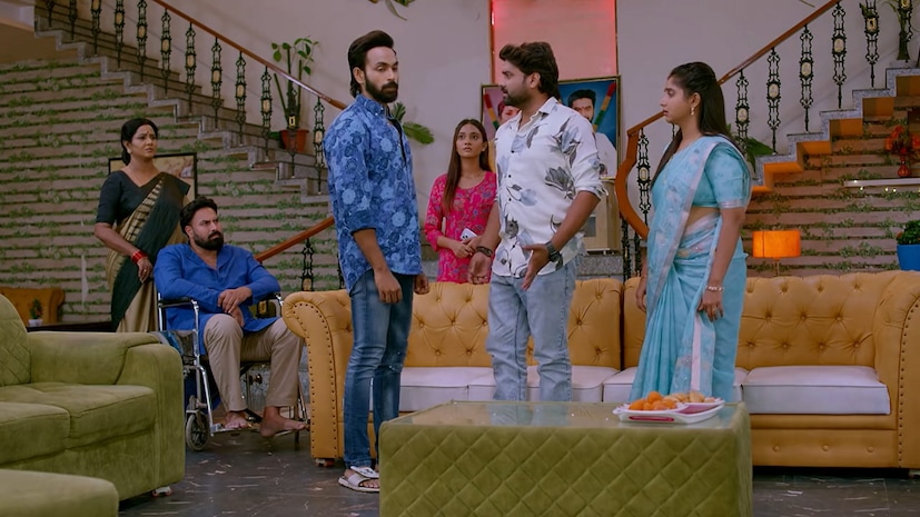 Brahmamudi serial Weekly Review: స్టార్ మా ఛానల్లో విశేష ప్రేక్షకాదరణ పొందుతున్న ‘బ్రహ్మముడి’ సీరియల్ ఈ వారం ఉత్కంఠభరితమైన డ్రామా, సంచలన మలుపులతో ఆసక్తికరంగా సాగింది. ఆగష్టు 10 నుండి ఆగష్టు 15 వరకు ప్రసారమైన ఎపిసోడ్లలో కథ ఊహించని మలుపులు తిరిగింది. మోసగాడు శశి వలలో చిక్కుకున్న ఐశ్వర్యను ఇందు, నందులు చాకచక్యంగా కాపాడటం.. దానికి ప్రతీకారంగా శశి నేరుగా ఇందుకే సవాల్ విసరడం ఈ వారానికి ప్రధాన హైలైట్గా నిలిచింది. మరోవైపు లక్కీని మదన్ కొట్టబోతుంటే రేఖ అడ్డుపడి తన కన్నప్రేమను దాచుకోలేకపోవడం, రాజు-ఇందుల తొలి ప్రాజెక్ట్ సక్సెస్ సాధించి లాభాలు తీసుకురావడం కథలో ఆనందాన్ని నింపాయి. కుటుంబ బాధ్యతలు, భావోద్వేగాల కలబోతగా ఈ వారం ఎపిసోడ్లు ప్రేక్షకులను ఎంతగానో ఆకట్టుకున్నాయి. Brahmamudi serial Weekly Review: స్టార్ మా ఛానల్లో విశేష ప్రేక్షకాదరణ పొందుతున్న ‘బ్రహ్మముడి’ సీరియల్ ఈ వారం ఉత్కంఠభరితమైన డ్రామా, సంచలన మలుపులతో ఆసక్తికరంగా సాగింది. ఆగష్టు 10 నుండి ఆగష్టు 15 వరకు ప్రసారమైన ఎపిసోడ్లలో కథ ఊహించని మలుపులు తిరిగింది. మోసగాడు శశి వలలో చిక్కుకున్న ఐశ్వర్యను ఇందు, నందులు చాకచక్యంగా కాపాడటం.. దానికి ప్రతీకారంగా శశి నేరుగా ఇందుకే సవాల్ విసరడం ఈ వారానికి ప్రధాన హైలైట్గా నిలిచింది. మరోవైపు లక్కీని మదన్ కొట్టబోతుంటే రేఖ అడ్డుపడి తన కన్నప్రేమను దాచుకోలేకపోవడం, రాజు-ఇందుల తొలి ప్రాజెక్ట్ సక్సెస్ సాధించి లాభాలు తీసుకురావడం కథలో ఆనందాన్ని నింపాయి. కుటుంబ బాధ్యతలు, భావోద్వేగాల కలబోతగా ఈ వారం ఎపిసోడ్లు ప్రేక్షకులను ఎంతగానో ఆకట్టుకున్నాయి.