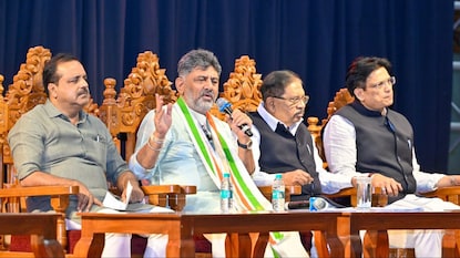 కర్ణాటకలో అసంతృప్త జ్వాలలు.. సీఎం డీకే శివకుమార్ సంచలన వ్యాఖ్యలు కర్ణాటకలో అసంతృప్త జ్వాలలు.. సీఎం డీకే శివకుమార్ సంచలన వ్యాఖ్యలు