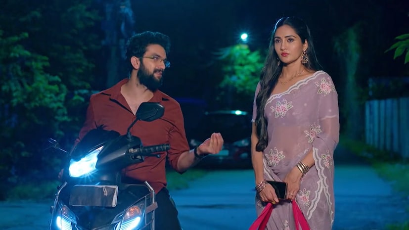 మన ఇళ్లలో సీరియల్స్ గురించి ప్రత్యేకంగా చెప్పాల్సిన పనేలేదు. ప్రతి ఇంట్లో అమ్మ, చెల్లి, అమ్మమ్మ, నానమ్మ.. ఇలా ఎవరైనా సరే టీవీల ముందు అతుక్కుపోవాల్సిందే. అంతెందుకు, ఈ మధ్య మగవారు కూడా సీరియల్స్కు విపరీతంగా అడిక్ట్ అయిపోయారు. ప్రతి సీరియల్ సంవత్సరాల తరబడి సాగదీస్తూనే ఉంటారు. అయితే ఎన్ని సీరియల్స్ వచ్చినా ఏదో ఒక పాయింట్లో, కొన్నేళ్లకు శుభం కార్డు పడాల్సిందే. జనాలకు విసుగు వచ్చేంత వరకు తీస్తూనే ఉంటారు. కానీ ఓ సీరియల్ మాత్రం ఏకంగా 13 ఏళ్ల పాటు కంటిన్యూగా రన్ అయింది. అదే అక్షరాలా 4000 ఎపిసోడ్లు పూర్తి చేసుకుంది. మరి ఆ సీరియల్ ఏంటి? అలాగే హయ్యేస్ట్ ఎపిసోడ్స్ తీసిన మిగతా సీరియల్స్ ఏవో ఇప్పుడు తెలుసుకుందాం. మన ఇళ్లలో సీరియల్స్ గురించి ప్రత్యేకంగా చెప్పాల్సిన పనేలేదు. ప్రతి ఇంట్లో అమ్మ, చెల్లి, అమ్మమ్మ, నానమ్మ.. ఇలా ఎవరైనా సరే టీవీల ముందు అతుక్కుపోవాల్సిందే. అంతెందుకు, ఈ మధ్య మగవారు కూడా సీరియల్స్కు విపరీతంగా అడిక్ట్ అయిపోయారు. ప్రతి సీరియల్ సంవత్సరాల తరబడి సాగదీస్తూనే ఉంటారు. అయితే ఎన్ని సీరియల్స్ వచ్చినా ఏదో ఒక పాయింట్లో, కొన్నేళ్లకు శుభం కార్డు పడాల్సిందే. జనాలకు విసుగు వచ్చేంత వరకు తీస్తూనే ఉంటారు. కానీ ఓ సీరియల్ మాత్రం ఏకంగా 13 ఏళ్ల పాటు కంటిన్యూగా రన్ అయింది. అదే అక్షరాలా 4000 ఎపిసోడ్లు పూర్తి చేసుకుంది. మరి ఆ సీరియల్ ఏంటి? అలాగే హయ్యేస్ట్ ఎపిసోడ్స్ తీసిన మిగతా సీరియల్స్ ఏవో ఇప్పుడు తెలుసుకుందాం.