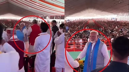 జనగణమన పాడుతుంటే ప్రధాని మోదీ నడిచారా? (Image credit - Facebook - Kumar Raj) జనగణమన పాడుతుంటే ప్రధాని మోదీ నడిచారా? (Image credit - Facebook - Kumar Raj)