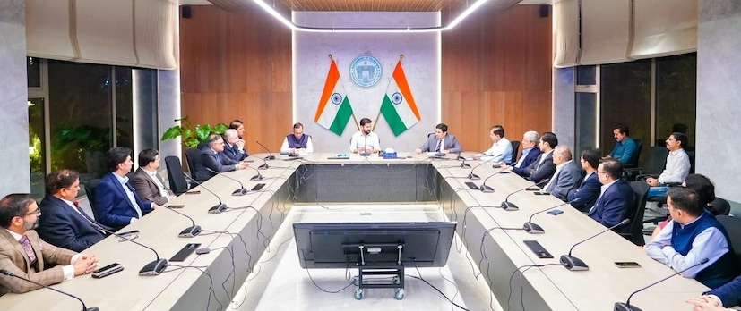 నిజంగా అనర్హుల పేర్లను లిస్టు నుంచి తొలగిస్తే, ఎవరికీ అభ్యంతరం ఉండదు. కానీ అర్హుల పేర్లను పొరపాటున తొలగిస్తే, వారికి మనీ రాకుండా పోతుంది. వారి భవిష్యత్తు ప్రశ్నగా మారుతుంది. ఇంట్లో వారికి విలువ ఇవ్వకపోవచ్చు. చాలా ఇబ్బందులు ఉంటాయి. అందువల్ల పేర్లను తొలగించేటప్పుడు అధికారులు.. జాగ్రత్తగా పరిశీలించాల్సిన అవసరం ఉంది. నిజమైన అర్హులు తమ పేరును గనుక తొలగిస్తే, స్థానిక ప్రభుత్వ కార్యాలయంలో కంప్లైంట్ చెయ్యాలి. సెప్టెంబర్లో అరులై ఉండి కూడా పెన్షన్ రాని వారు.. త్వరగా కంప్లైంట్ ఇస్తే, అధికారులు త్వరగా సరిచేసి, పెన్షన్ ఇచ్చే ఛాన్స్ ఉంటుంది. ఐతే ప్రభుత్వం మాత్రం.. అర్హుల పేర్లు తొలగించట్లేదు అని చెబుతోంది. నిజంగా అనర్హుల పేర్లను లిస్టు నుంచి తొలగిస్తే, ఎవరికీ అభ్యంతరం ఉండదు. కానీ అర్హుల పేర్లను పొరపాటున తొలగిస్తే, వారికి మనీ రాకుండా పోతుంది. వారి భవిష్యత్తు ప్రశ్నగా మారుతుంది. ఇంట్లో వారికి విలువ ఇవ్వకపోవచ్చు. చాలా ఇబ్బందులు ఉంటాయి. అందువల్ల పేర్లను తొలగించేటప్పుడు అధికారులు.. జాగ్రత్తగా పరిశీలించాల్సిన అవసరం ఉంది. నిజమైన అర్హులు తమ పేరును గనుక తొలగిస్తే, స్థానిక ప్రభుత్వ కార్యాలయంలో కంప్లైంట్ చెయ్యాలి. సెప్టెంబర్లో అరులై ఉండి కూడా పెన్షన్ రాని వారు.. త్వరగా కంప్లైంట్ ఇస్తే, అధికారులు త్వరగా సరిచేసి, పెన్షన్ ఇచ్చే ఛాన్స్ ఉంటుంది. ఐతే ప్రభుత్వం మాత్రం.. అర్హుల పేర్లు తొలగించట్లేదు అని చెబుతోంది.