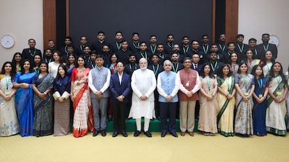 IFS 2025 బ్యాచ్ ట్రైనీలతో ప్రధాని మోదీ భేటీ.. యువ దౌత్యవేత్తలకు కీలక సూచనలు IFS 2025 బ్యాచ్ ట్రైనీలతో ప్రధాని మోదీ భేటీ.. యువ దౌత్యవేత్తలకు కీలక సూచనలు