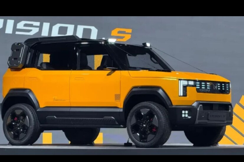 Mahindra Vision S मध्ये  सेफ्टीसाठी 6 एअरबॅग्स स्टँडर्ड, लेवल-2 ADAS, TPMS, इलेक्ट्रॉनिक पार्किंग ब्रेक विथ ऑटो-होल्ड, ESC, हिल होल्ड/डिसेंट कंट्रोल आणि 360-कॅमेरा यासारख्या सुविधा मिळतील. Mahindra 5-स्टार ग्लोबल NCAP रेटिंगचा लक्ष्य ठेवत आहे.Mahindra Vision S इंजिनमध्ये सुरुवातीला 1.2 लीटर टर्बो पेट्रोल (XUV 3XO मधून) आणि 1.5L टर्बो डिझेल (115 bhp, 300 Nm) इंजिन मिळेल, ज्यात मॅन्युअल, AMT आणि ऑटोमॅटिक ट्रान्समिशन ऑप्शन्स असतील. AWD देखील शक्य आहे. नंतर हायब्रिड आणि EV व्हेरिएंट्स येईल.