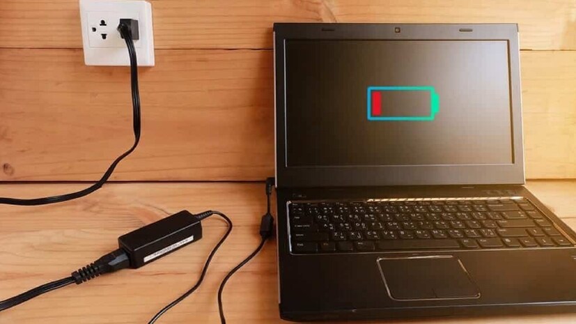 कधी बदलावं Laptop Charger? : चार्जर खराब होण्याची वाट पाहू नका. केबल खुप खराब झाली असेल तर अडॅप्टर गरजेपेक्षा जास्त गरम होतं. जळण्याचा वास येतो किंवा चार्जिंगमध्ये सतत समस्या राहात असेल तर नवीन चार्जर घेणं सुरक्षित ऑप्शन आहे. नवीन चार्जर खरेदी करताना लॅपटॉपसाठी योग्य वोल्टेज, पॉवर रेटिंग आणि कनेक्टेरचा चार्जर निवडा. शक्य असेल तर विश्वासार्ह ब्रांडचं चार्जर वापरा.