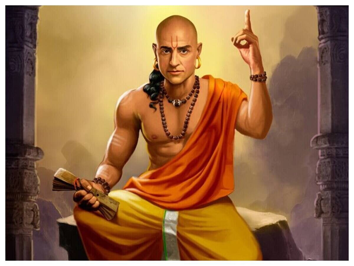 సనాతన భారతీయ జీవన విధానంలో సంబంధ బాంధవ్యాలు, మానవ నైజాలు, వివేకవంతమైన నిర్ణయాల గురించి ఆచార్య చాణక్యుడు చెప్పిన సూత్రాలు అజరామరమైనవి. ప్రతి మనిషి జీవితంలో ప్రేమ, స్నేహం లేదా జీవిత భాగస్వామి ఎంపిక అత్యంత కీలకమైన అంశం. అయితే అందరి ప్రేమా నిజమైనది కాదని, కొందరు కేవలం ప్రేమ ముసుగులో ఎదుటివారి సమయాన్ని, భావోద్వేగాలను, జీవితాన్ని నాశనం చేస్తుంటారని చాణక్య నీతి స్పష్టంగా హెచ్చరిస్తుంది. ముఖ్యంగా మహిళలు తమ జీవిత భాగస్వామిని లేదా స్నేహితుడిని ఎంచుకునేటప్పుడు కేవలం తియ్యని మాటలను నమ్మి మోసపోకూడదని చాణక్యుడు ఉద్ఘాటించారు. ప్రేమ పేరుతో కేవలం సమయాన్ని వృథా చేస్తూ, మానసిక క్షోభను మిగిల్చే ఆ 5 రకాల పురుషుల లక్షణాల పూర్తి వివరాలు ఇప్పుడు తెలుసుకుందాం.