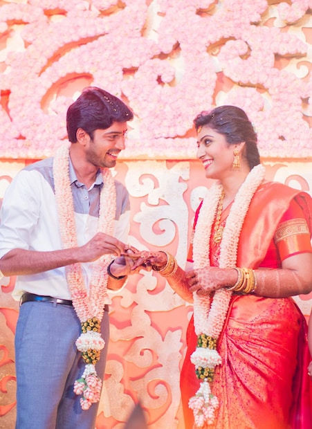 ట్రాక్ మార్చి.. మళ్ళీ ఫామ్లోకి వచ్చిన నరేష్: చాలా సంవత్సరాల పాటు సరైన హిట్ లేక సతమతమైన అల్లరి నరేష్, విజయ్ కనకమేడల దర్శకత్వంలో వచ్చిన 'నాంది' సినిమాతో తనలోని అసలైన నటుడిని బయటకు తీశారు. కామెడీ పక్కనపెట్టి సీరియస్ రోల్ చేసిన నరేష్కు ఈ సినిమా బ్లాక్ బస్టర్ విజయాన్ని అందించింది. అక్కడి నుంచి ఆయన సెకండ్ ఇన్నింగ్స్ మొదలైంది. ఆ తర్వాత 'ఇట్లు మారేడుమిల్లి ప్రజానీకం', 'ఉగ్రం' వంటి విభిన్నమైన సినిమాలతో ఆకట్టుకున్న ఆయన, రీసెంట్గా ఆ ఒక్కటీ అడక్కు, 12ఎ రైల్వే కాలనీ, రంభ ఊర్వశి మేనక వంటి చిత్రాలతో ప్రేక్షకుల ముందుకు వచ్చారు. ట్రాక్ మార్చి.. మళ్ళీ ఫామ్లోకి వచ్చిన నరేష్: చాలా సంవత్సరాల పాటు సరైన హిట్ లేక సతమతమైన అల్లరి నరేష్, విజయ్ కనకమేడల దర్శకత్వంలో వచ్చిన 'నాంది' సినిమాతో తనలోని అసలైన నటుడిని బయటకు తీశారు. కామెడీ పక్కనపెట్టి సీరియస్ రోల్ చేసిన నరేష్కు ఈ సినిమా బ్లాక్ బస్టర్ విజయాన్ని అందించింది. అక్కడి నుంచి ఆయన సెకండ్ ఇన్నింగ్స్ మొదలైంది. ఆ తర్వాత 'ఇట్లు మారేడుమిల్లి ప్రజానీకం', 'ఉగ్రం' వంటి విభిన్నమైన సినిమాలతో ఆకట్టుకున్న ఆయన, రీసెంట్గా ఆ ఒక్కటీ అడక్కు, 12ఎ రైల్వే కాలనీ, రంభ ఊర్వశి మేనక వంటి చిత్రాలతో ప్రేక్షకుల ముందుకు వచ్చారు.
