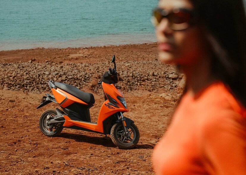 electric scooter price, Simple Ultra electric scooter, 400 km range electric scooter, best electric scooter for office commute, electric scooter running cost, ఆఫీస్‌కు వెళ్లేవారికి ఎలక్ట్రిక్ స్కూటర్, 400 కిలోమీటర్ల రేంజ్ స్కూటర్, సింపుల్ అల్ట్రా స్కూటర్ ధర, ఎక్కువ రేంజ్ ఇచ్చే స్కూటర్, పెట్రోల్ ఖర్చు తగ్గించే స్కూటర్, ఎలక్ట్రిక్ స్కూటర్ ఛార్జింగ్ ఖర్చు, రోజువారీ ప్రయాణానికి ఈ-స్కూటర్