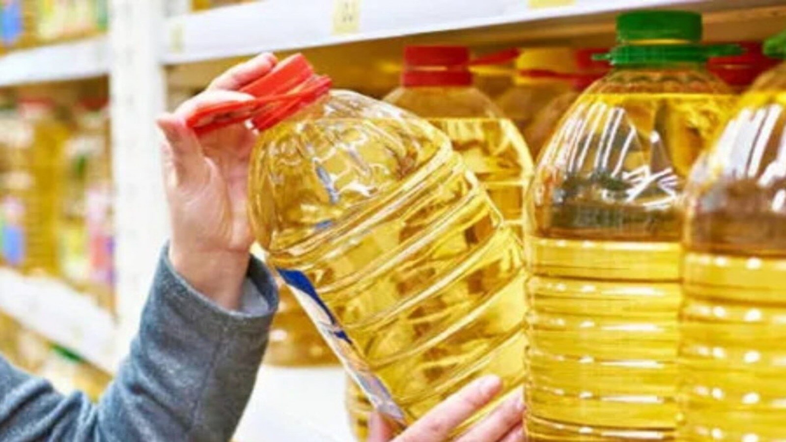 cooking oil price today, edible oil price update, sunflower oil price India, palm oil price India, soybean oil price, import duty cut on edible oils, cooking oil price reduction, వంట నూనె ధరలు, నూనె ధరలు తగ్గింపు, సన్‌ఫ్లవర్ ఆయిల్ ధర, పామాయిల్ రేటు, సోయాబీన్ నూనె ధర, దిగుమతి సుంకం తగ్గింపు, కిరాణా సరుకుల ధరలు