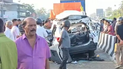 ప్రమాదంలో నుజ్జు నుజ్జు అయిన కారు